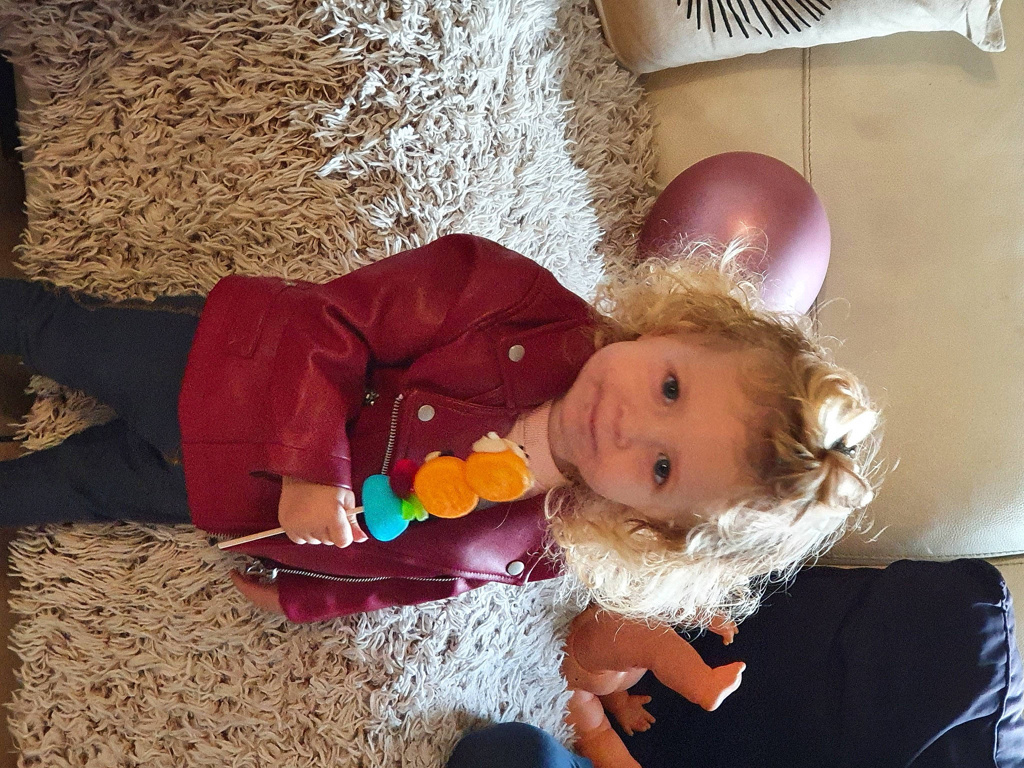 Nina a rejoint le concours — aidez-le/la à gagner de superbes lots ! baby, baby_toddler_clothing, child, christmas, christmas_eve, comfort, event, flooring, fun, happy, holiday, lap, person, room, sitting, smile, toddler