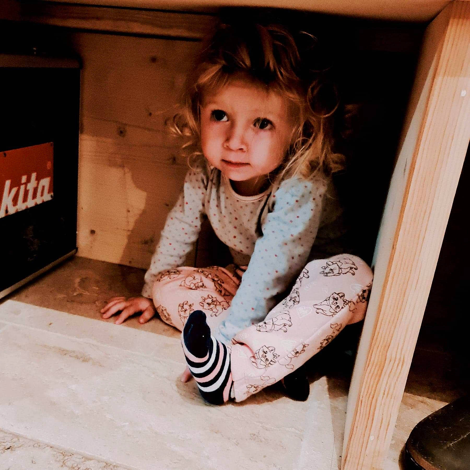 Nina a rejoint le concours — aidez-le/la à gagner de superbes lots ! beauty, brown_hair, chair, child, fashion_design, flash_photography, flooring, foot, fun, happy, hardwood, human_leg, knee, person, sitting, sleeve, sock, t_shirt, thigh, toddler