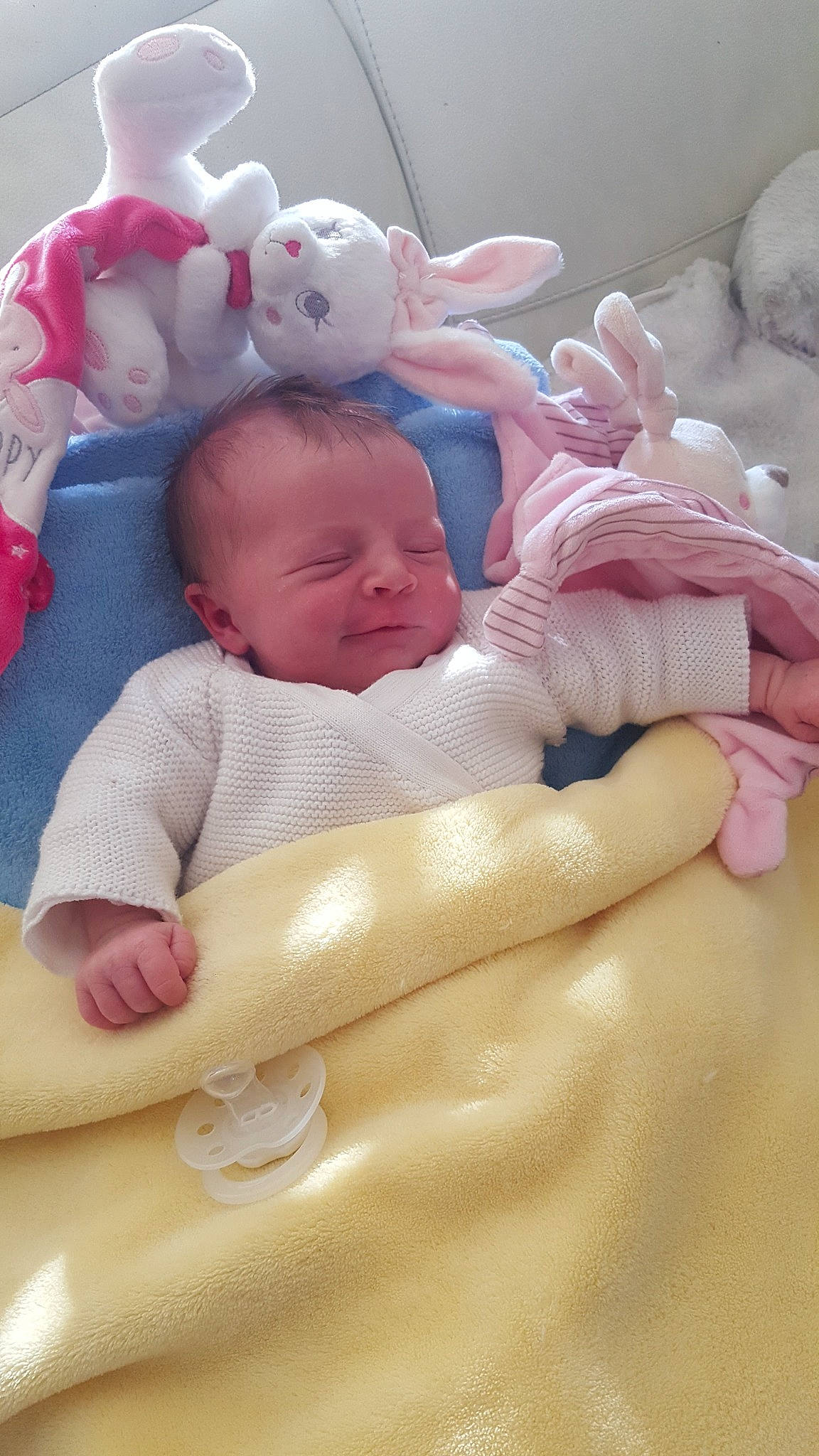 Nina participe au concours pour gagner de l'argent avec cette photo : baby_products, bed, bedtime, cheek, child, finger, girl, hand, infant, infant_bed, person, pink, product, skin, toddler