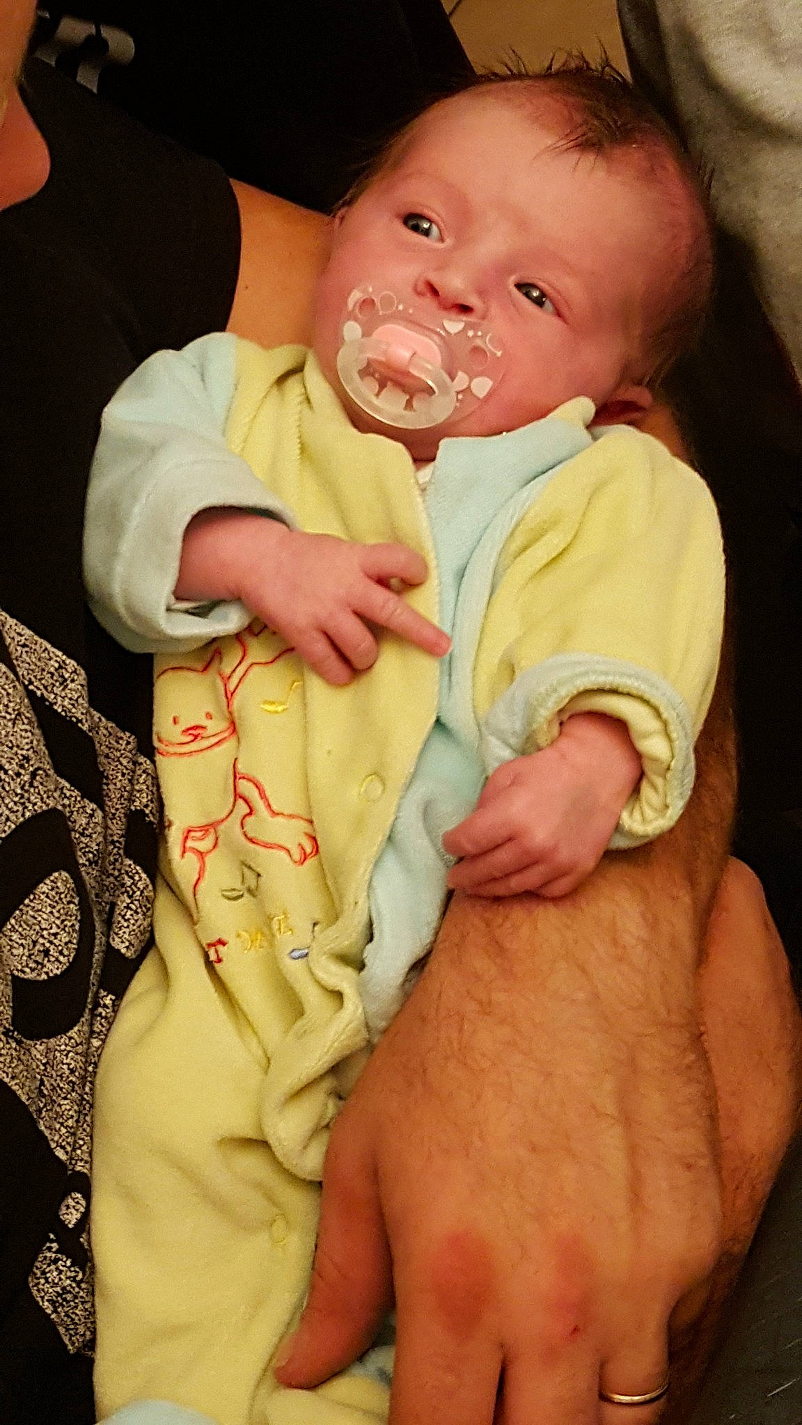 Nina a rejoint le concours — aidez-le/la à gagner de superbes lots ! abdomen, arm, cheek, child, facial_expression, finger, fun, hand, happiness, human, infant, leg, mouth, nose, person, product, sitting, skin, smile, toddler