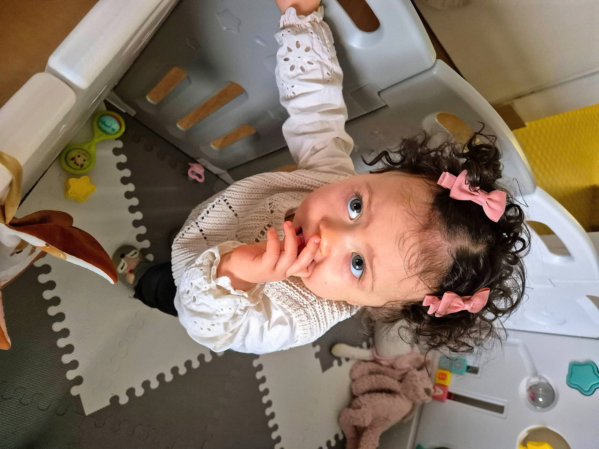 Ambre participe au concours pour gagner de l'argent avec cette photo : auto_part, baby, baby_products, baby_toddler_clothing, car_seat, child, comfort, family_car, fun, happy, mouth, person, room, skin, toddler, vehicle_door