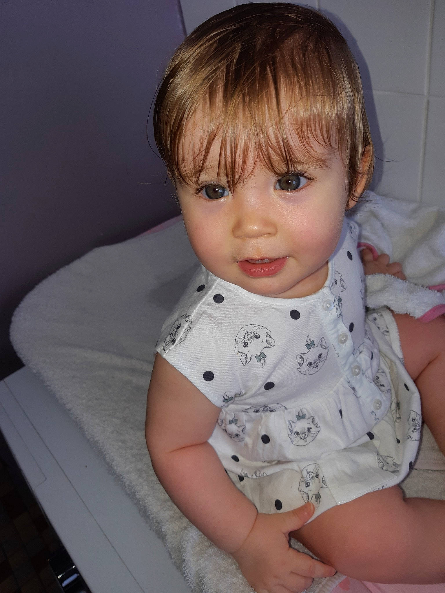 Eliana a rejoint le concours — aidez-le/la à gagner de superbes lots ! baby, blond, brown_hair, cheek, child, child_model, chin, eye, face, forehead, hair, hairstyle, head, iris, lip, neck, person, sitting, skin, toddler