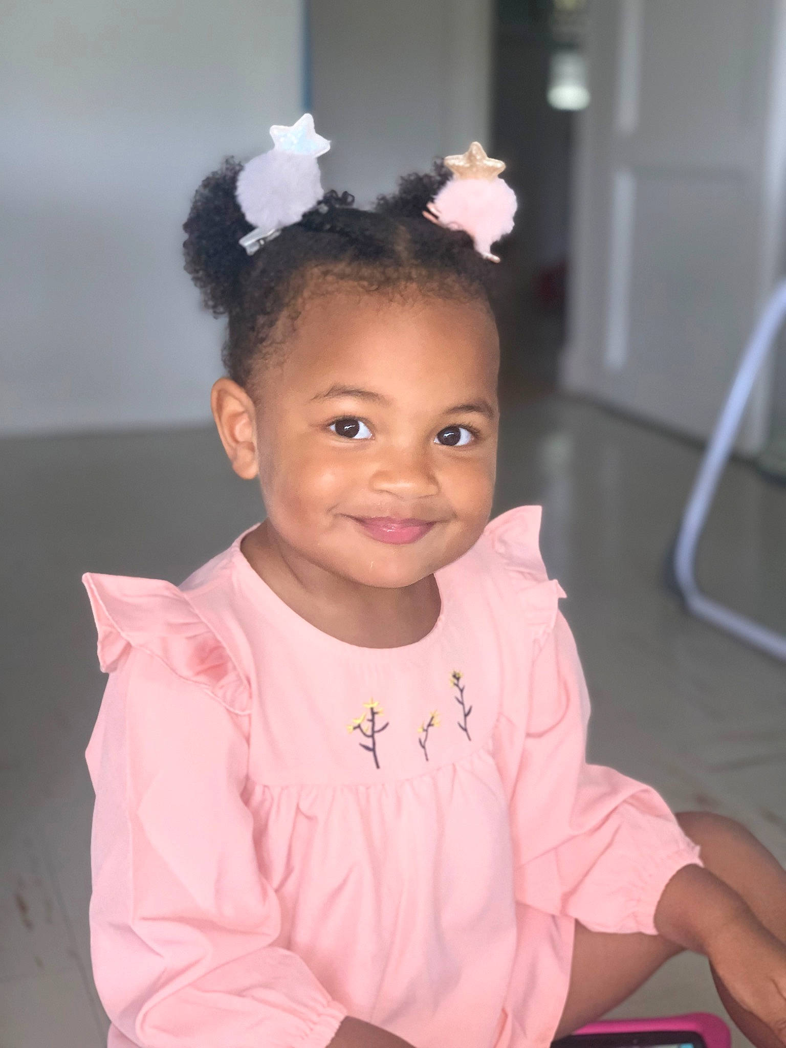 Maïna participe au concours pour gagner de l'argent avec cette photo : baby_toddler_clothing, cheek, chin, dress, ear, eyebrow, eyelash, fashion, flash_photography, gesture, hairstyle, happy, headband, headpiece, joy, person, pink, skin, sleeve, smile