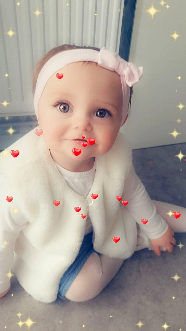 Camille participe au concours pour gagner de l'argent avec cette photo : art, baby, baby_toddler_clothing, carmine, cheek, chest, child, eye, fictional_character, flesh, fun, happy, human_body, iris, lip, person, portrait_photography, sitting, toddler