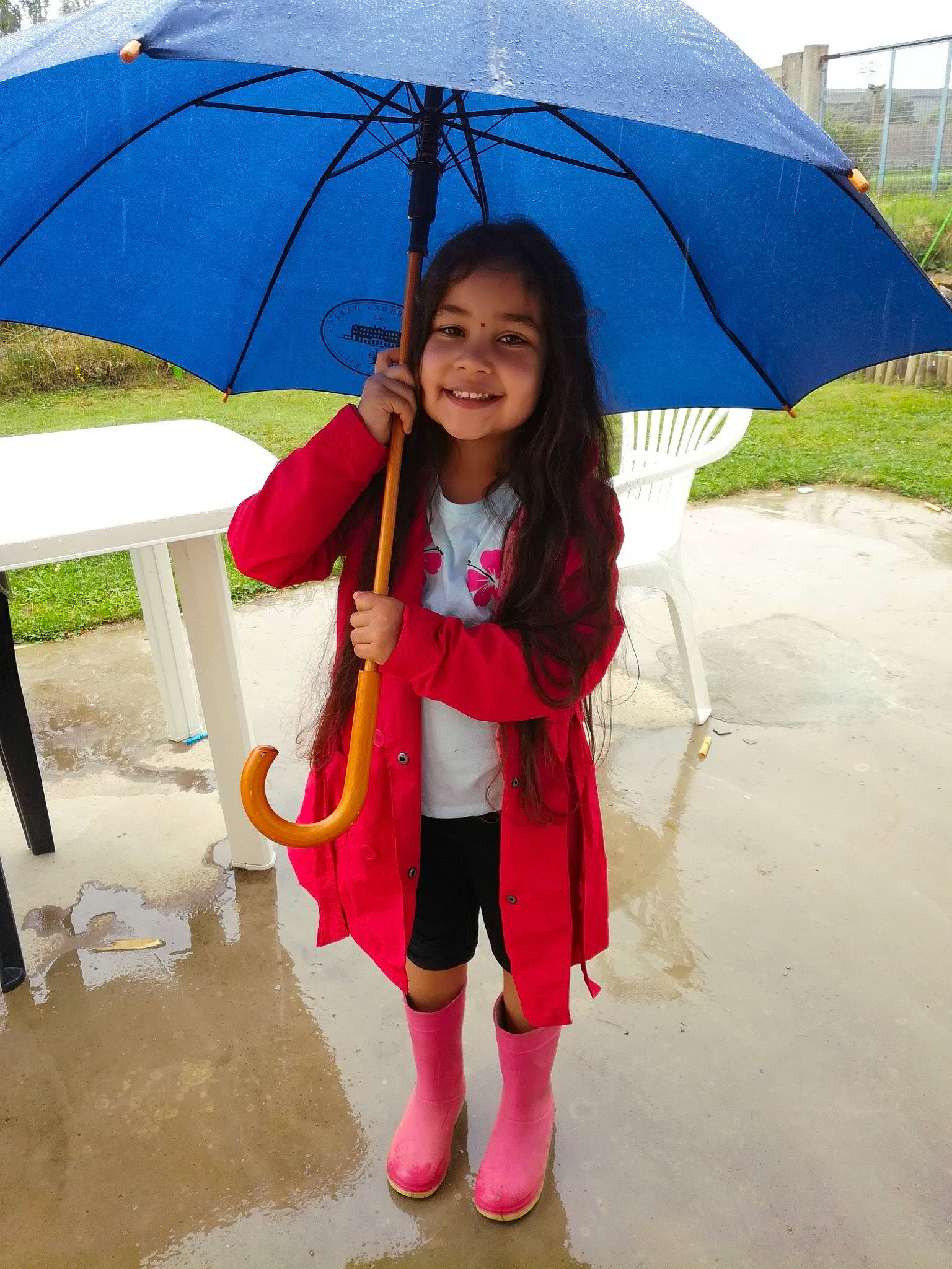 Lalita a rejoint le concours — aidez-le/la à gagner de superbes lots ! fashion_accessory, fun, joy, person, pink, rain, smile, umbrella, vacation