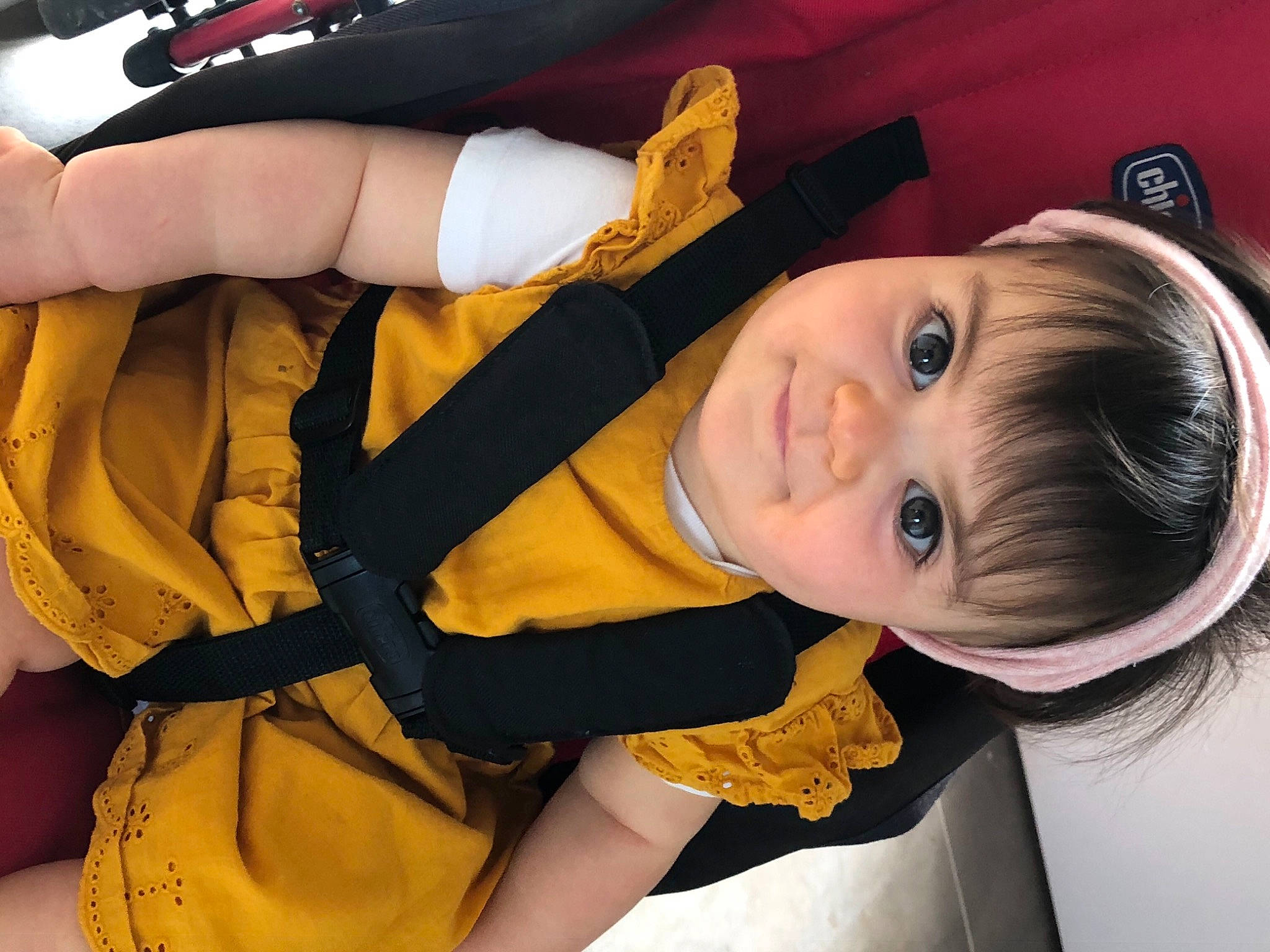 Candice a rejoint le concours — aidez-le/la à gagner de superbes lots ! child, eye, eyelash, flash_photography, fun, gesture, hair, hand, happy, human_body, iris, mouth, nose, organ, person, skin, smile, thigh, thumb, toddler