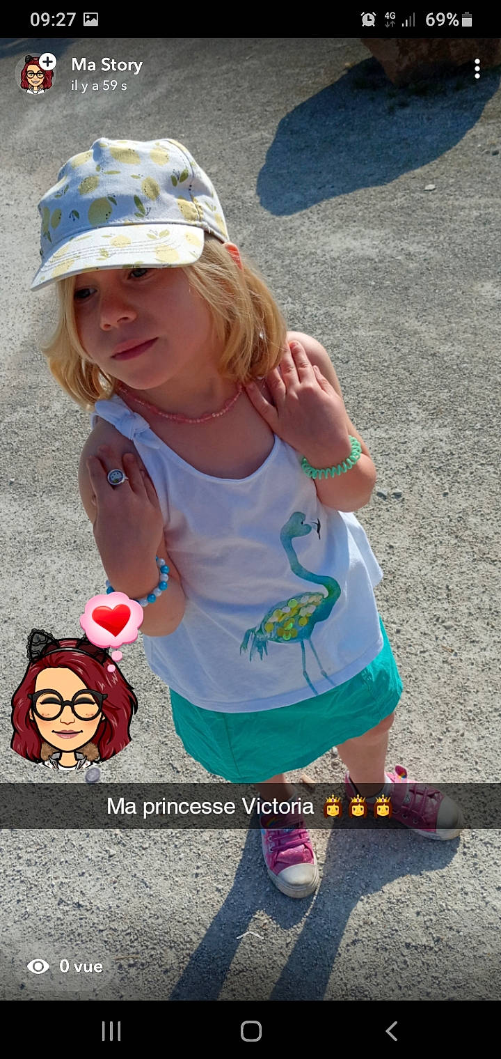 Victoria a rejoint le concours — aidez-le/la à gagner de superbes lots ! baby_toddler_clothing, baseball_cap, beauty, cap, child, cool, electric_blue, eyewear, fun, happy, hat, headwear, person, pink, product, recreation, sleeve, snapshot, summer, t_shirt