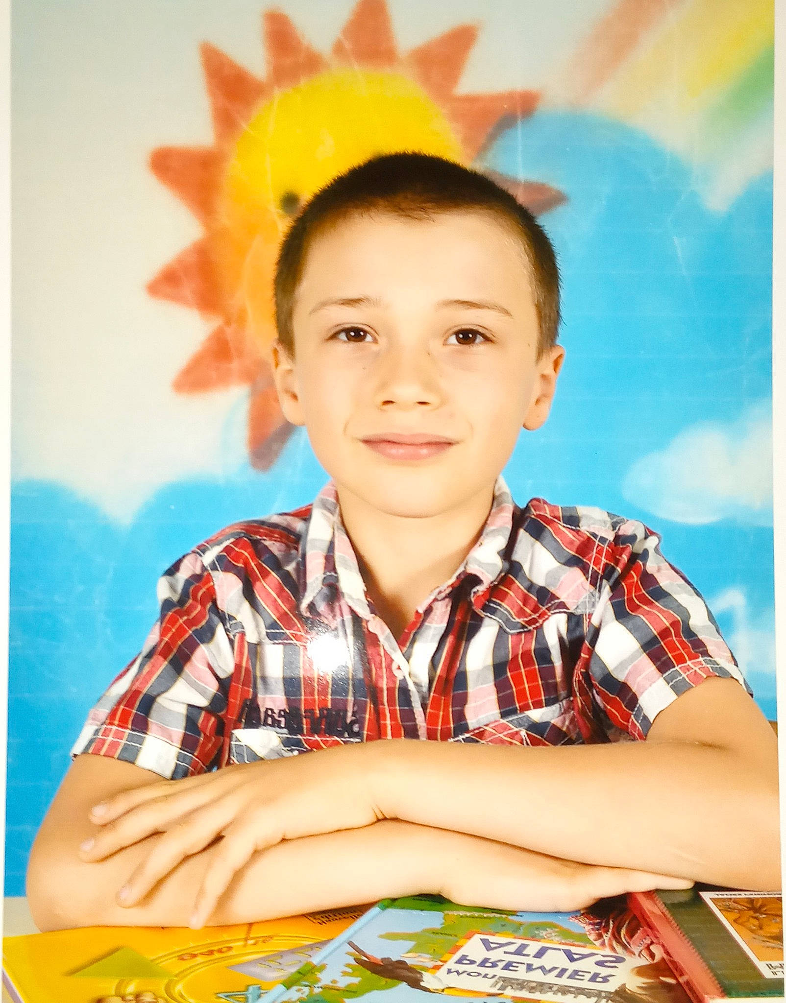 Edward participe au concours pour gagner de l'argent avec cette photo : chair, child, comfort_food, eye, forehead, fun, happy, joy, junk_food, leisure, orange, pattern, person, plaid, portrait, portrait_photography, recreation, shirt, sitting, smile