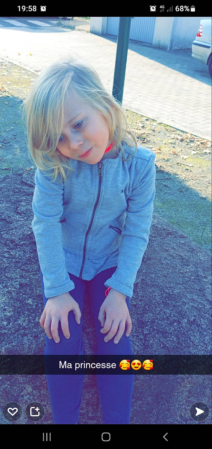 Victoria participe au concours pour gagner de l'argent avec cette photo : beauty, blond, blue, child, cool, denim, electric_blue, face, facial_expression, flash_photography, font, grass, happy, human, jacket, morning, person, photograph, sleeve, snapshot