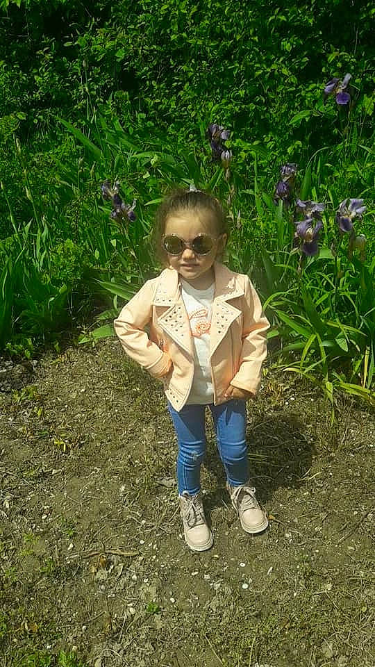 Sheldone a rejoint le concours — aidez-le/la à gagner de superbes lots ! adaptation, botany, child, fawn, flower, grass, grass_family, lawn, leaf, meadow, person, plant, play, soil, toddler, wildflower