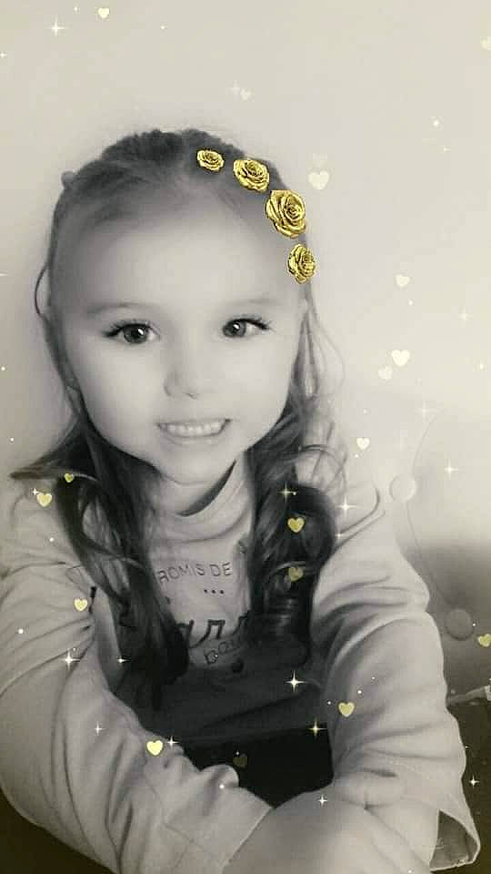 Sheldone a rejoint le concours — aidez-le/la à gagner de superbes lots ! black_hair, child, eye, eyebrow, face, forehead, fun, hair, hair_accessory, hairstyle, head, headpiece, iris, lady, lip, long_hair, person, photography, skin, smile