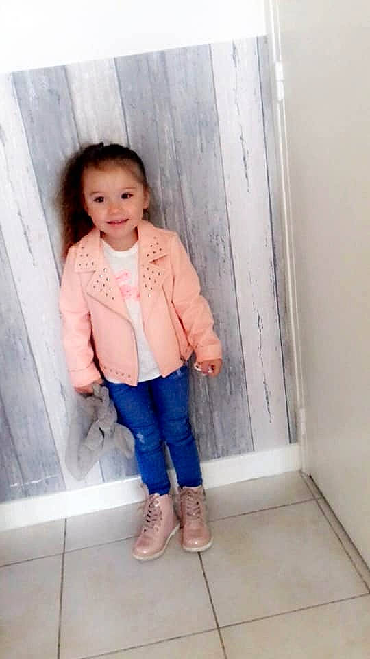Sheldone a rejoint le concours — aidez-le/la à gagner de superbes lots ! blazer, child, child_model, clothing, daughter, denim, footwear, jacket, jeans, joy, outerwear, person, pink, shoe, skin, sleeve, smile, snapshot, standing, toddler