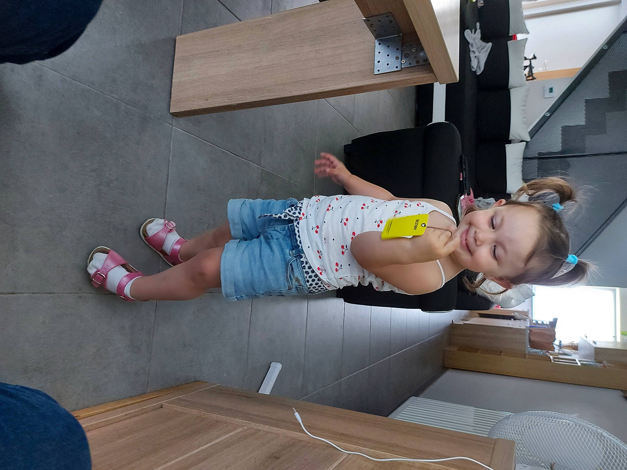 Victoire participe au concours pour gagner de l'argent avec cette photo : baby, baby_toddler_clothing, boot, child, comfort, flooring, foot, fun, hardwood, human_leg, joint, joy, knee, leg, leisure, person, sandal, shorts, sitting, thigh