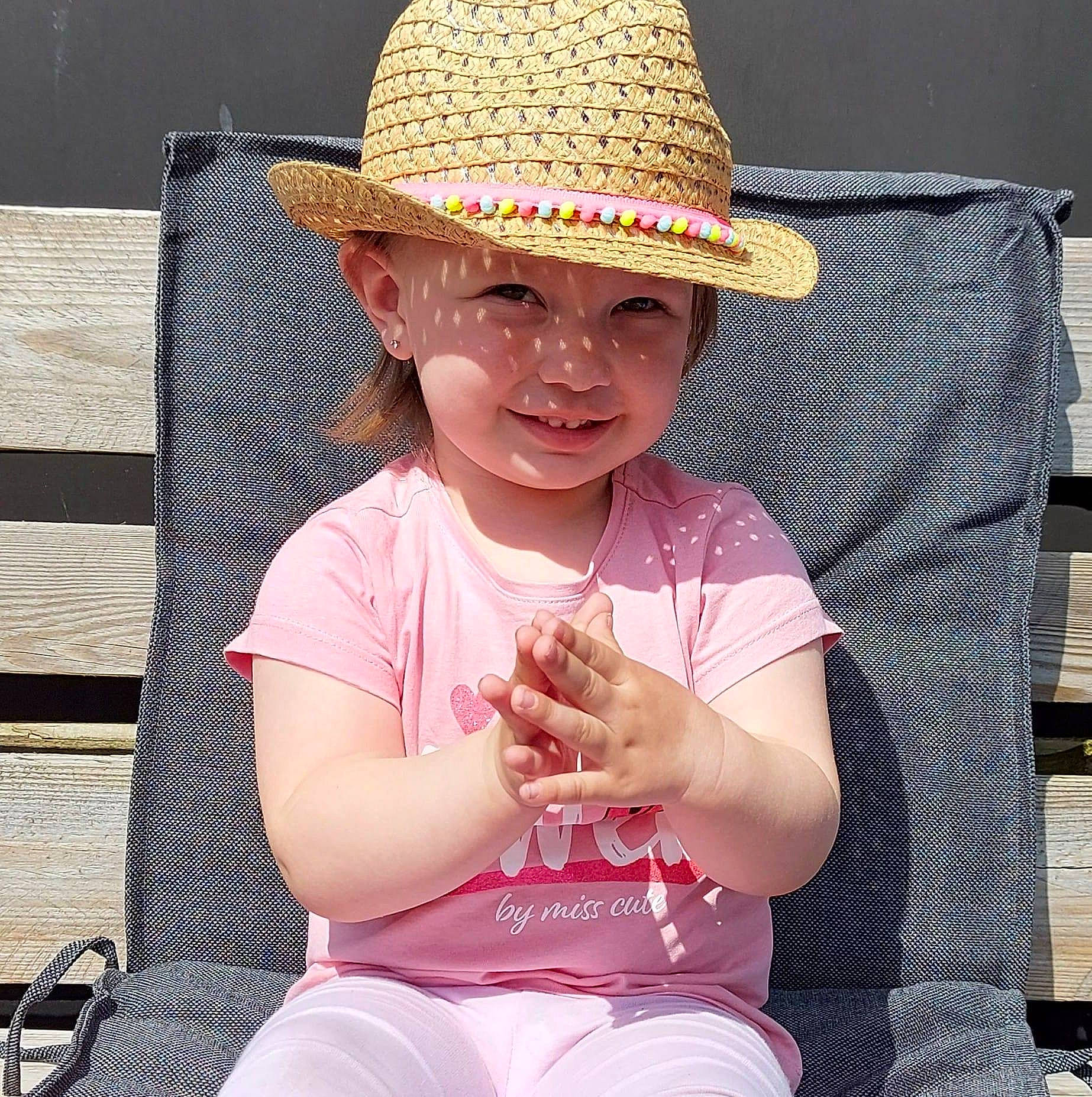 Victoire participe au concours pour gagner de l'argent avec cette photo : arm, baby_toddler_clothing, beauty, cap, child, costume_hat, eye, fun, happy, hat, head, headgear, headwear, human_body, jewellery, leisure, people, person, pink, smile