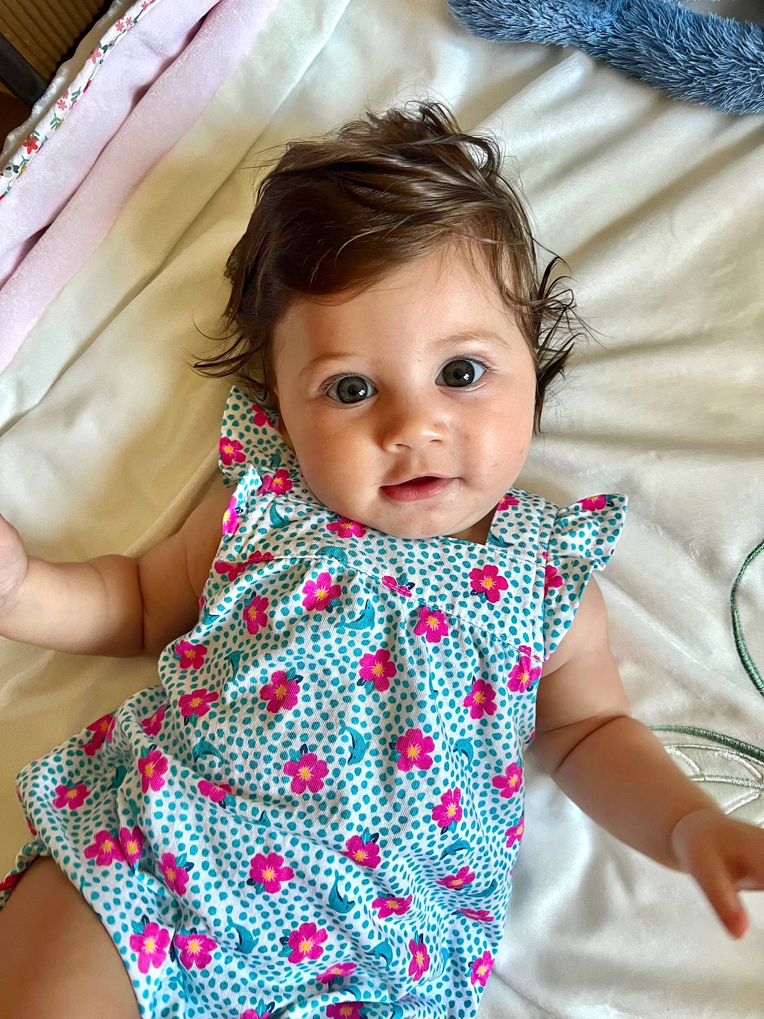 Iris a rejoint le concours — aidez-le/la à gagner de superbes lots ! azure, baby, baby_toddler_clothing, cheek, child, dress, eye, facial_expression, fun, hairstyle, happy, human, iris, pattern, person, pink, skin, sleeve, smile, textile