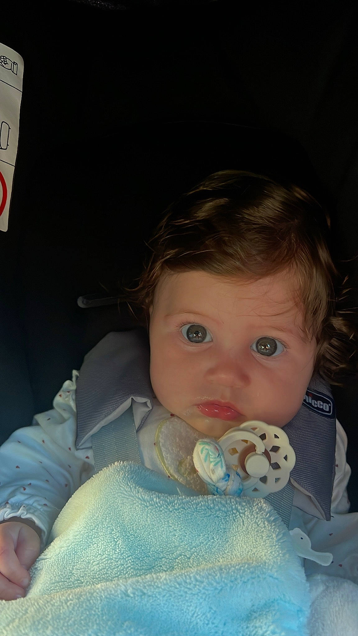 Iris a rejoint le concours — aidez-le/la à gagner de superbes lots ! baby, baby_products, baby_toddler_clothing, cheek, child, comfort, eyebrow, eyelash, facial_expression, flash_photography, fun, happy, human_body, iris, lip, mouth, nose, person, sitting, skin