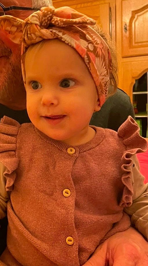 Liv participe au concours pour gagner de l'argent avec cette photo : baby_toddler_clothing, cheek, eye, eyebrow, face, forehead, glasses, happy, head, headwear, human_body, iris, lip, mouth, nose, organ, outerwear, person, skin, sleeve