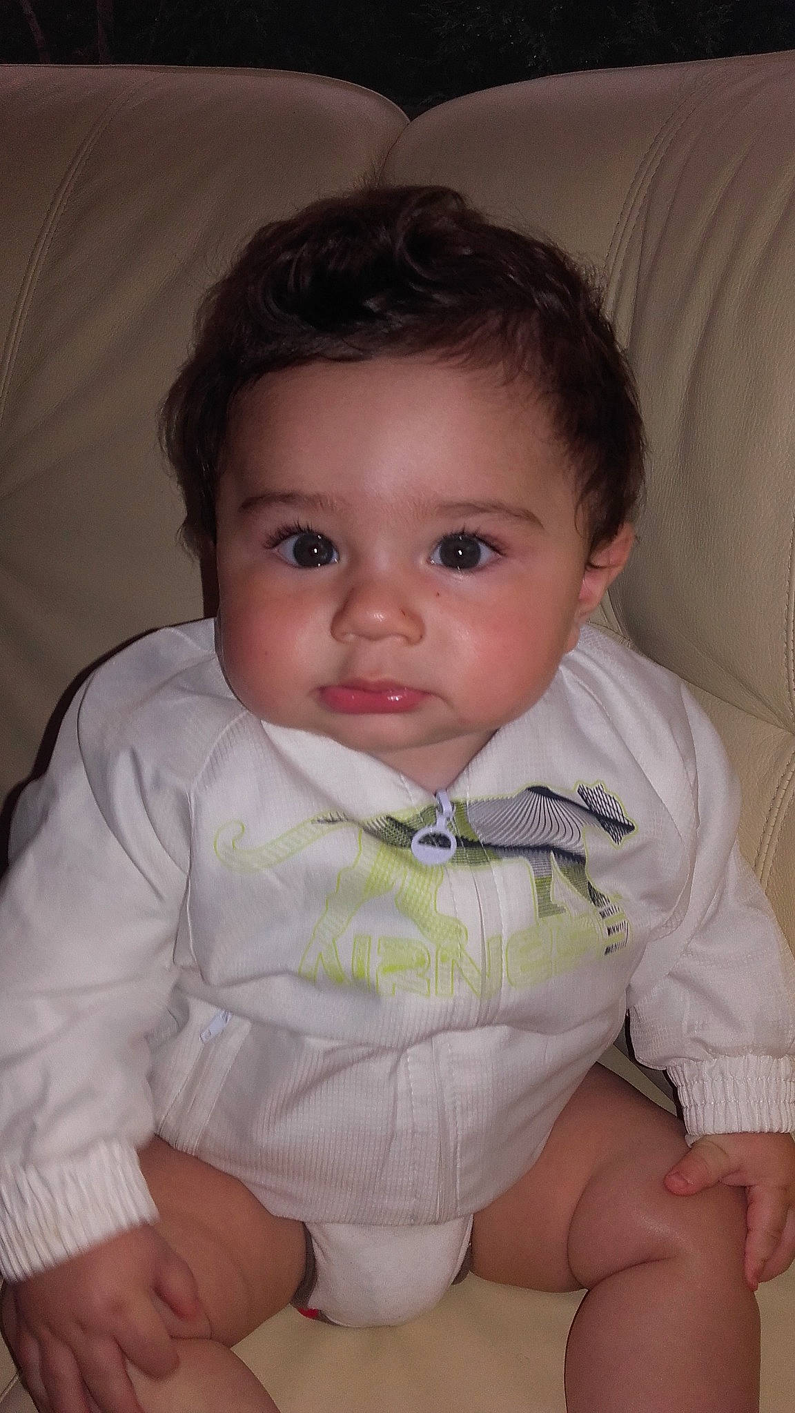 Meyven a rejoint le concours — aidez-le/la à gagner de superbes lots ! baby, brown_hair, cheek, child, chin, eye, face, forehead, head, iris, lip, mouth, nose, person, sitting, skin, smile, toddler