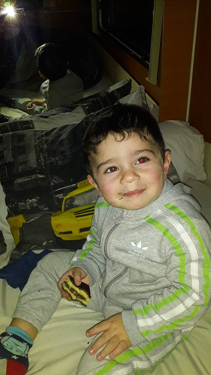 Meyven participe au concours pour gagner de l'argent avec cette photo : baby, cheek, child, eye, finger, fun, head, joy, person, skin, smile, toddler