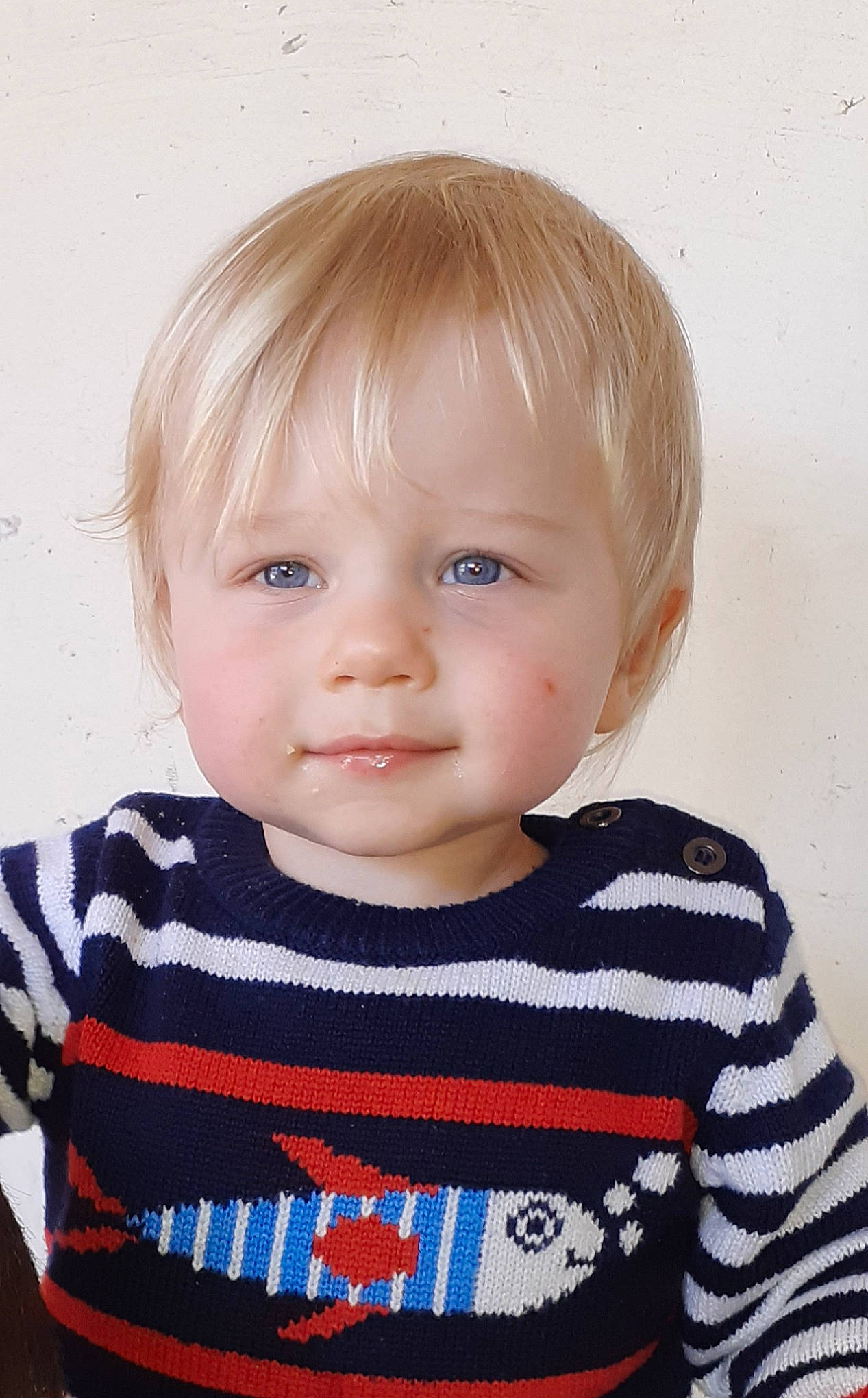 Welon a rejoint le concours — aidez-le/la à gagner de superbes lots ! baby, baby_toddler_clothing, bangs, blond, cheek, child, chin, eye, eyebrow, eyelash, hair, hairstyle, head, iris, lip, person, skin, sleeve, t_shirt, toddler