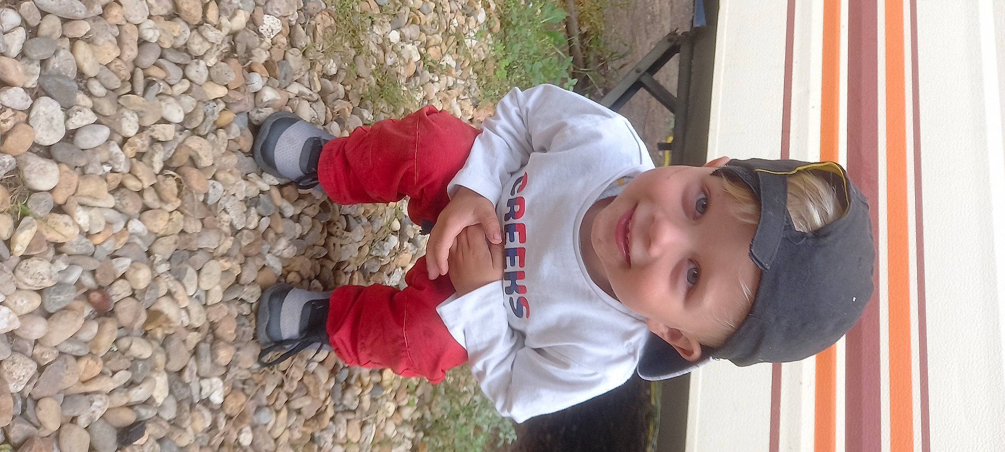 Welon a rejoint le concours — aidez-le/la à gagner de superbes lots ! baby, baby_toddler_clothing, child, clothing, cobblestone, flooring, fun, grass, happy, hat, headwear, joy, leaf, people_in_nature, person, plant, play, recreation, sleeve, smile