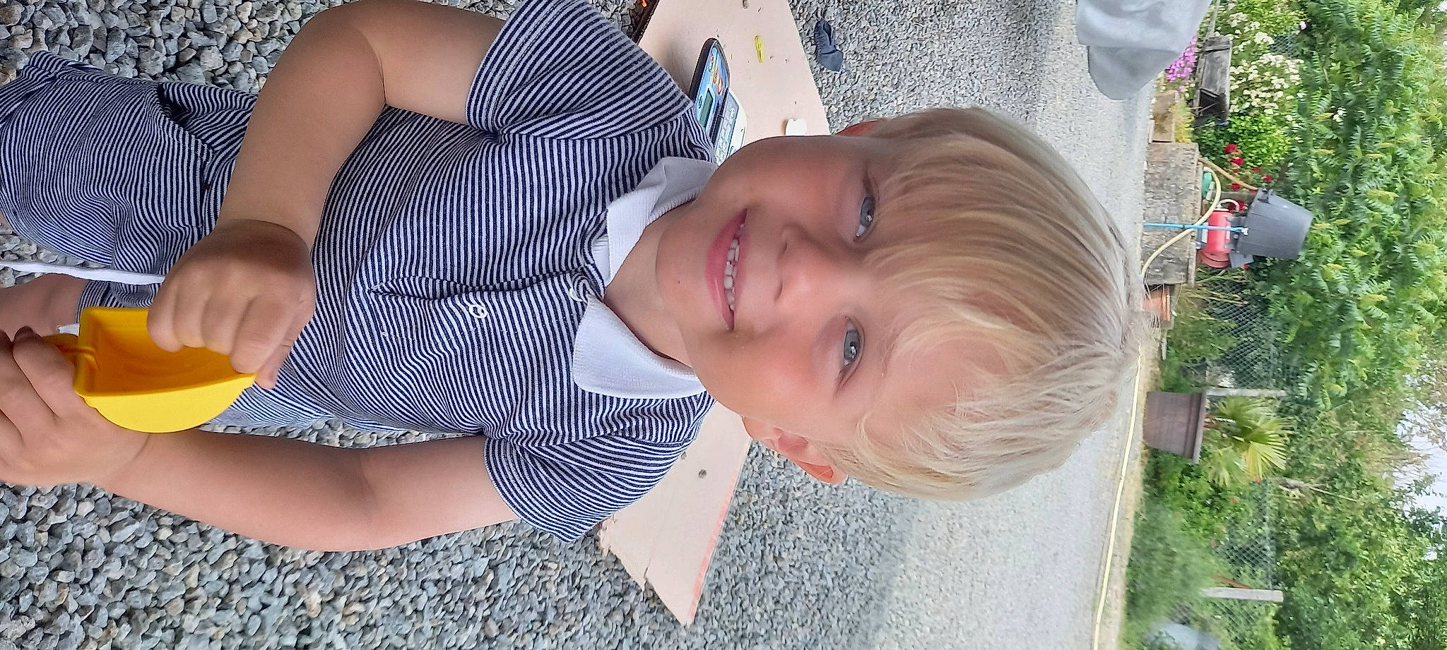 Welon participe au concours pour gagner de l'argent avec cette photo : cheek, eye, facial_expression, finger, fun, gesture, grass, happy, hat, headgear, iris, joy, leaf, lip, mouth, nose, person, plant, skin, smile