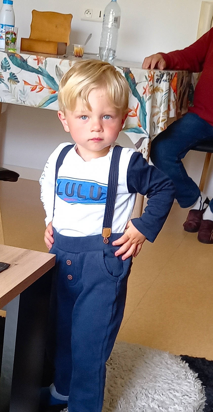 Welon participe au concours pour gagner de l'argent avec cette photo : baby, baby_products, baby_toddler_clothing, chair, child, costume, electric_blue, flooring, formal_wear, fun, knee, person, room, sitting, sleeve, sportswear, standing, sweatpant, t_shirt, table