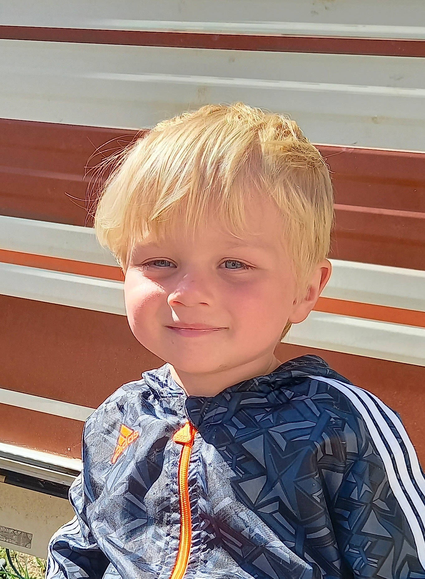 Welon participe au concours pour gagner de l'argent avec cette photo : bangs, blond, child, dress_shirt, electric_blue, fun, happy, joy, pattern, person, portrait_photography, sleeve, smile, surfer_hair, t_shirt, toddler, top, wood