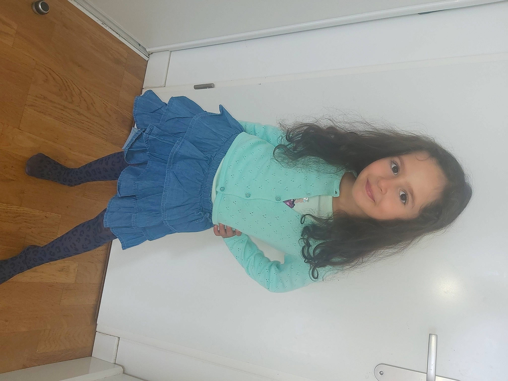 Leîla participe au concours pour gagner de l'argent avec cette photo : comfort, couch, elbow, electric_blue, floor, flooring, fun, fur, hardwood, human_leg, joy, knee, linens, person, plaster, room, sitting, sleeve, thigh, trunk