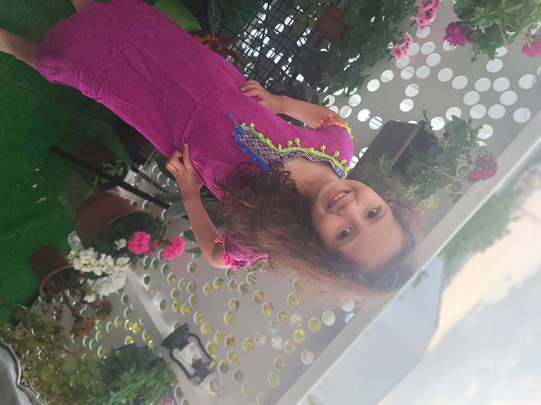 Leîla participe au concours pour gagner de l'argent avec cette photo : botany, event, flower, fun, grass, happy, joy, leaf, leisure, magenta, pattern, person, pink, plant, purple, recreation, smile, summer, tints_and_shades, tree