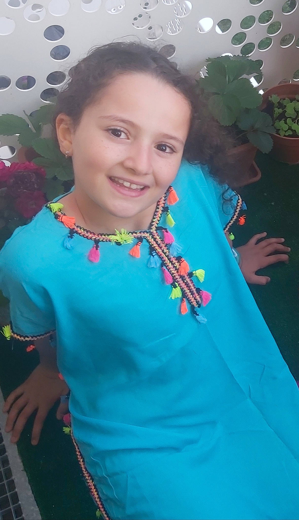 Maïssa participe au concours pour gagner de l'argent avec cette photo : child, earrings, electric_blue, event, fashion_accessory, fashion_design, flowerpot, fun, happy, houseplant, iris, jewellery, joy, leisure, neck, necklace, person, recreation, smile, t_shirt