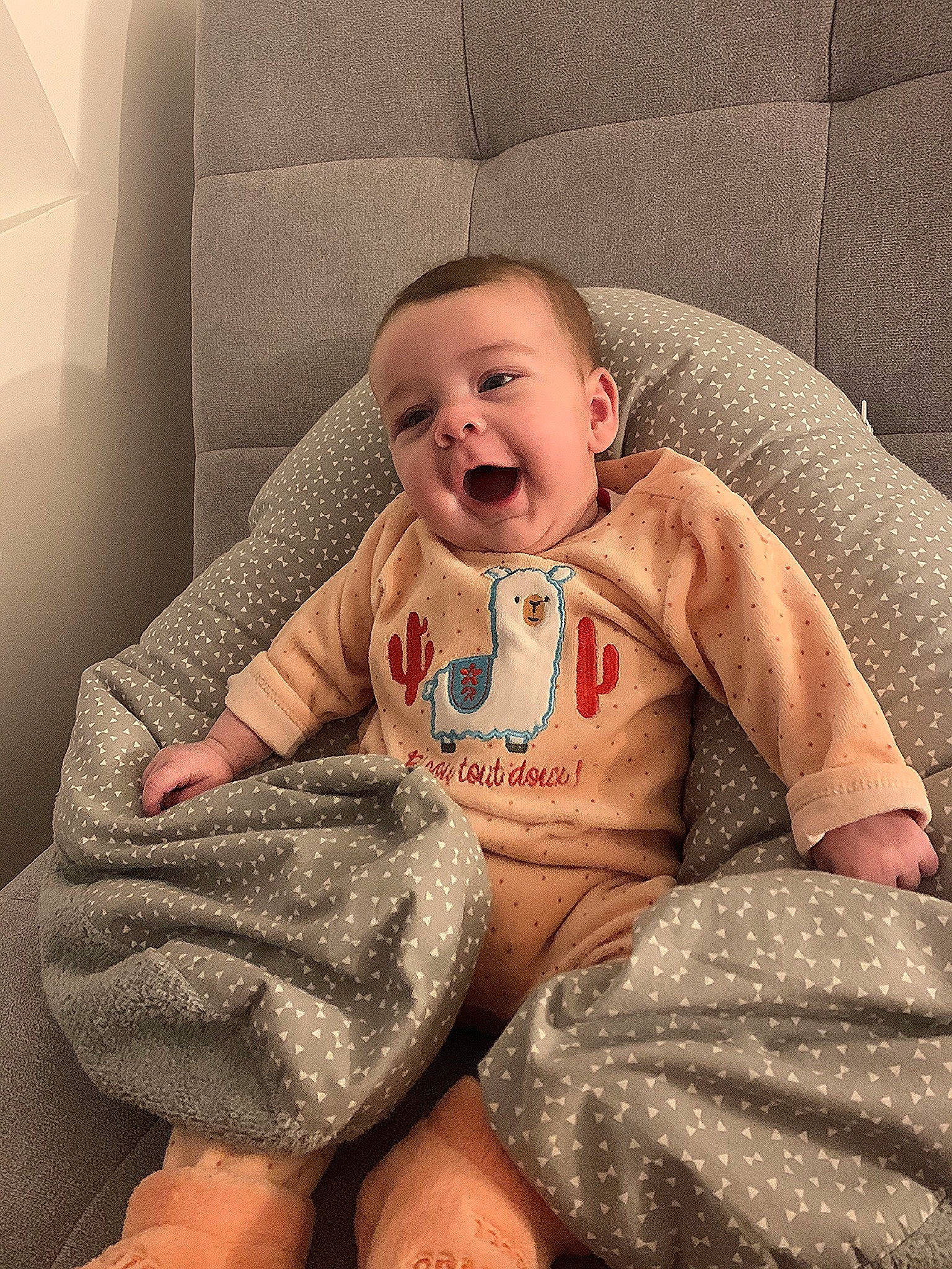 Kamélya participe au concours pour gagner de l'argent avec cette photo : arm, baby, cheek, child, comfort, electronic_device, face, facial_expression, happy, head, laugh, leg, person, sitting, skin, smile, toddler