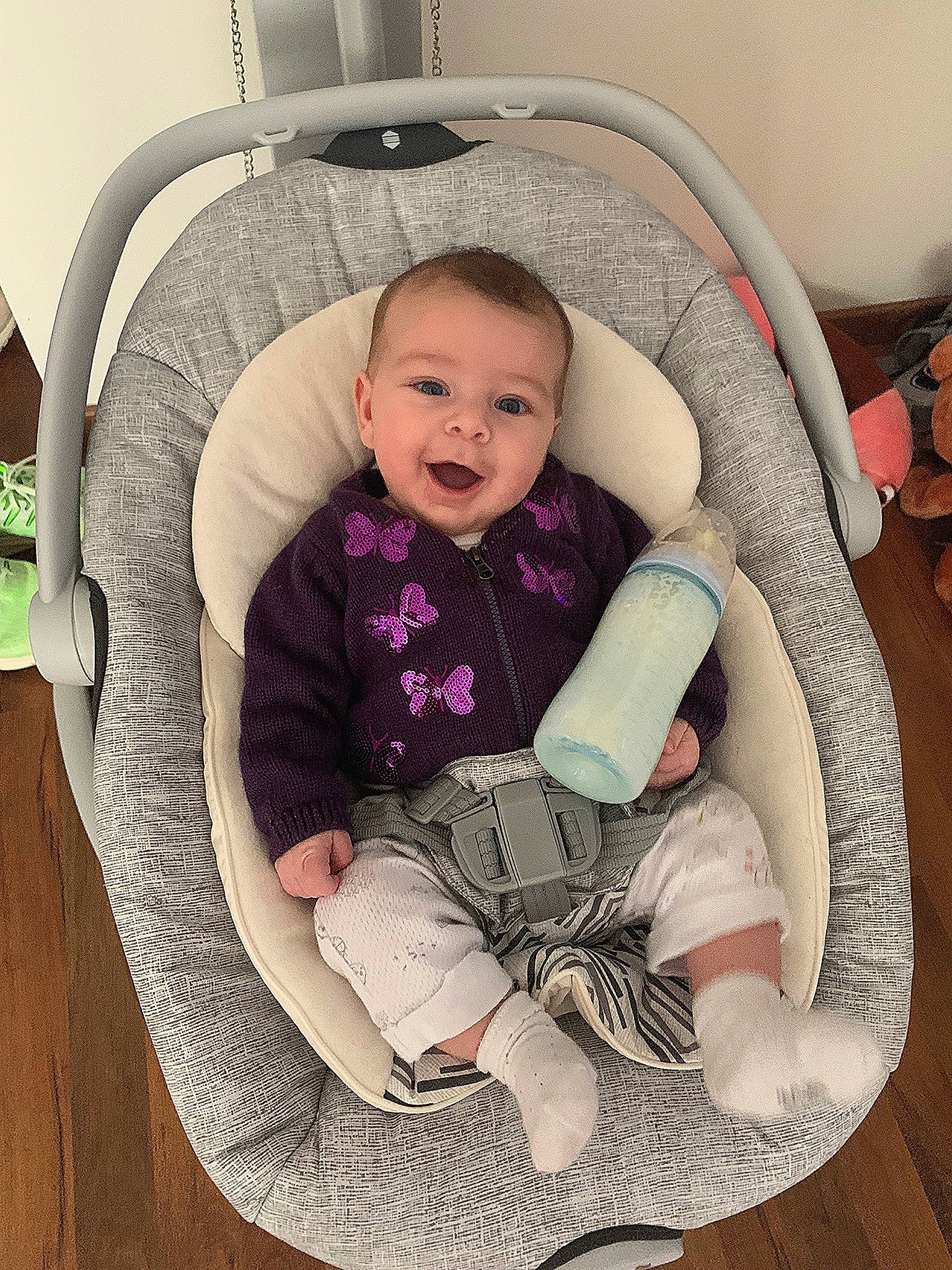 Kamélya participe au concours pour gagner de l'argent avec cette photo : baby, baby_in_car_seat, baby_products, baby_safety, baby_sleeping, child, comfort, furniture, person, product, toddler