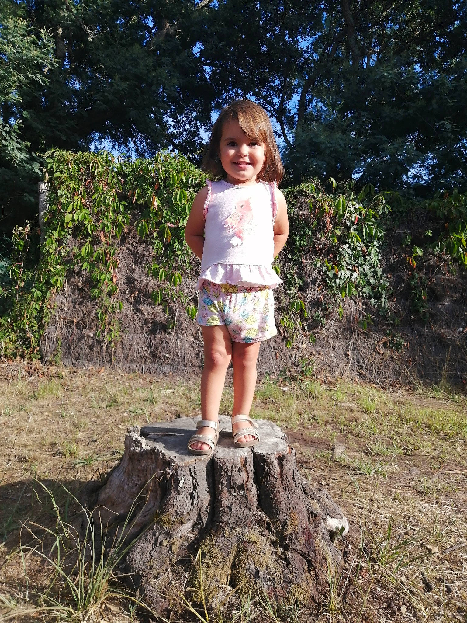 Athéna a rejoint le concours — aidez-le/la à gagner de superbes lots ! botany, branch, eye, fawn, grass, hair, happy, head, human_body, joy, landscape, leaf, leg, leisure, long_hair, people_in_nature, person, plant, tree, trunk
