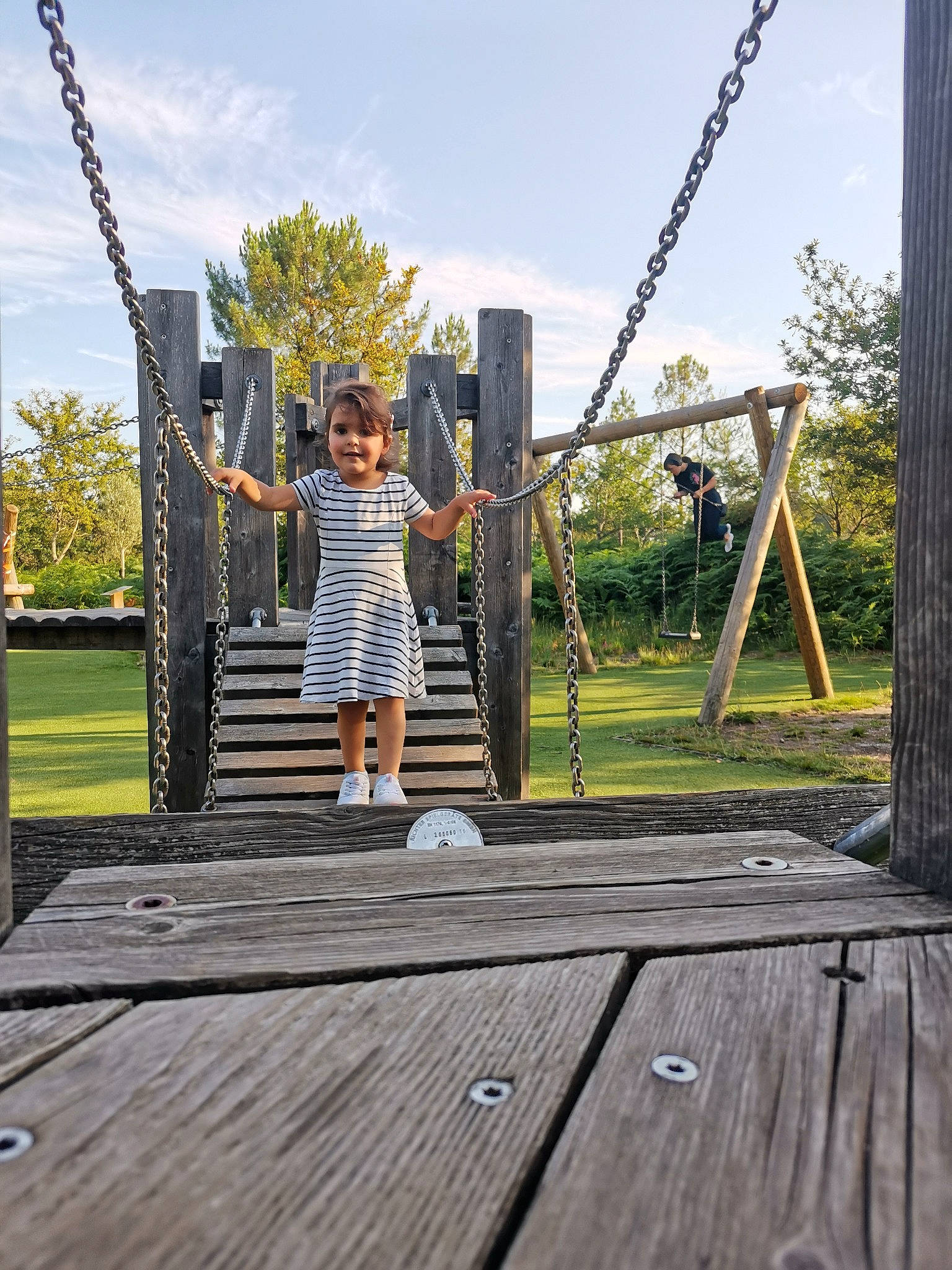 Athéna a rejoint le concours — aidez-le/la à gagner de superbes lots ! city, cloud, fun, grass, happy, hardwood, joy, leisure, people_in_nature, person, plank, plant, playground, pole, public_space, recreation, shorts, sky, t_shirt, toddler