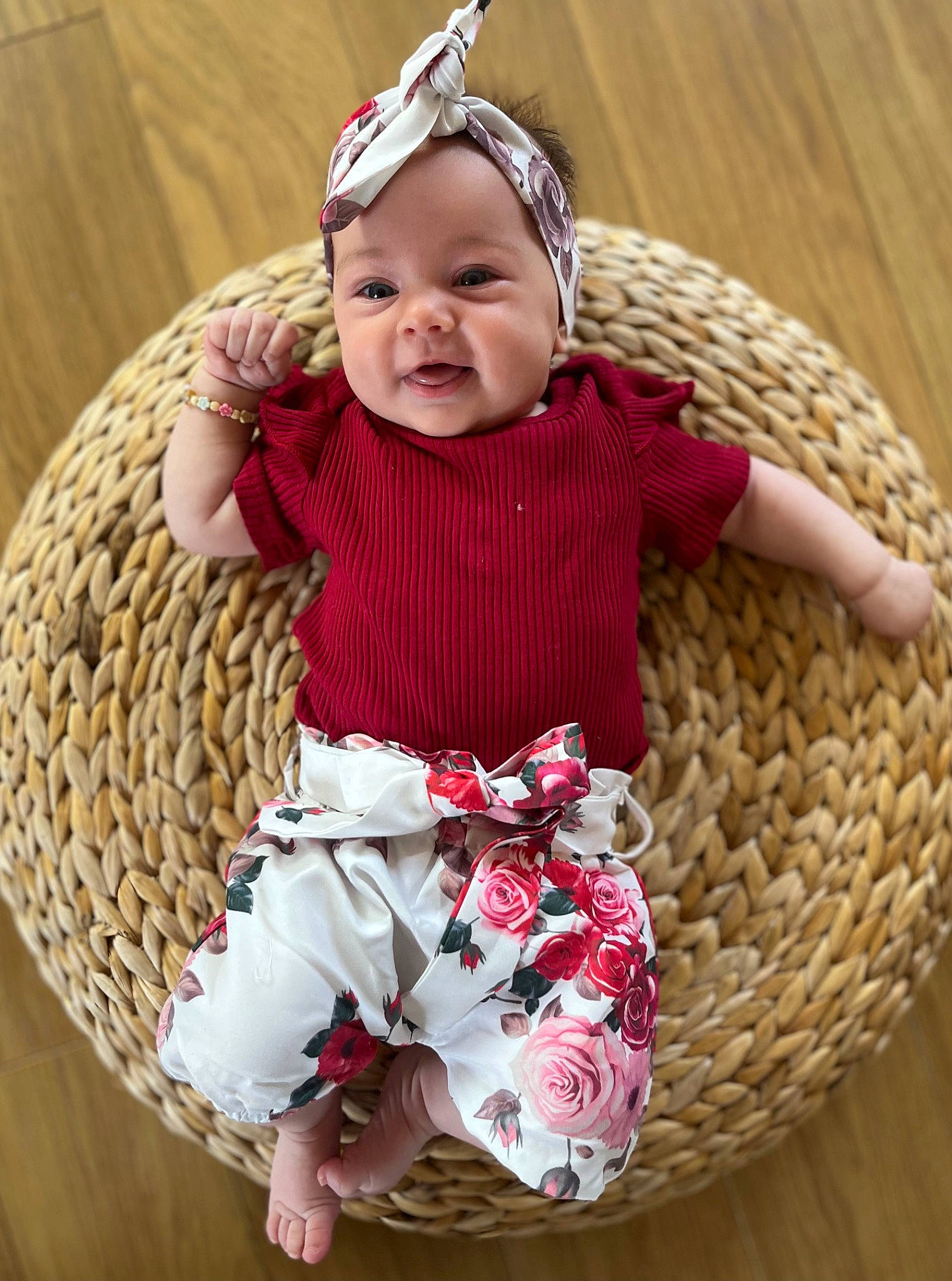 Livia participe au concours pour gagner de l'argent avec cette photo : baby, baby_toddler_clothing, basket, chair, child, costume_hat, eye, face, grass, happy, head, headgear, mammal, outerwear, person, product, sleeve, smile, textile, toddler