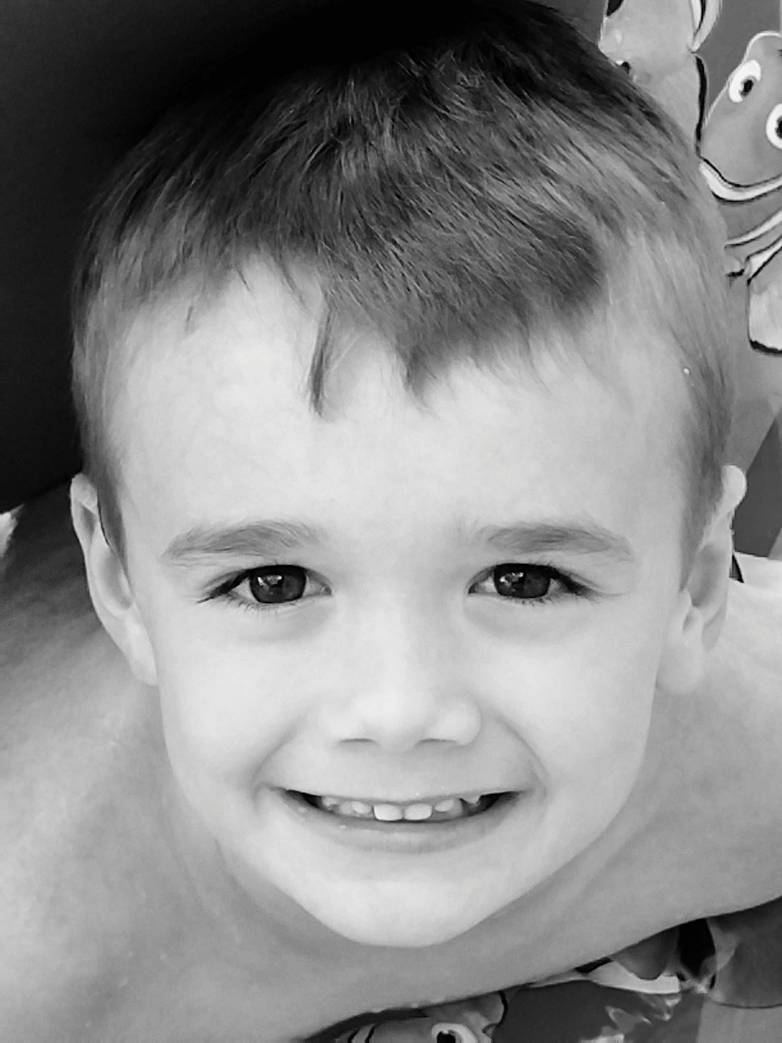 Louka a rejoint le concours — aidez-le/la à gagner de superbes lots ! black, cheek, chin, eye, eyebrow, eyelash, face, facial_expression, forehead, hair, hairstyle, head, joy, lip, mouth, nose, organ, person, photograph, skin