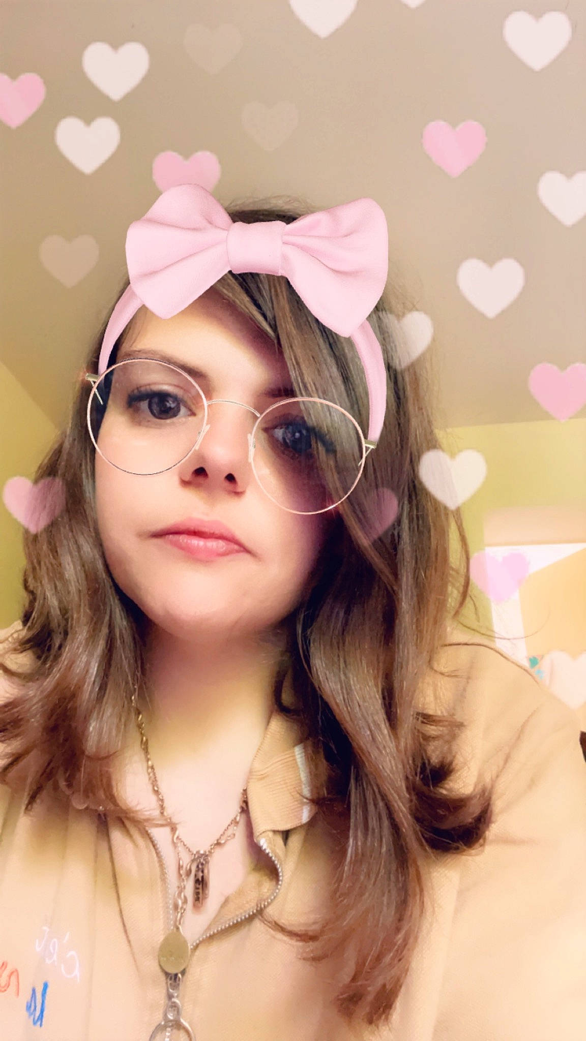 Justine a rejoint le concours — aidez-le/la à gagner de superbes lots ! cap, ear, eye, eyebrow, eyelash, eyewear, face, flash_photography, hair, hairstyle, happy, head, headgear, jaw, lip, neck, person, pink, purple, skin