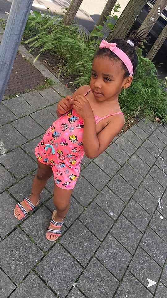 Gaby a rejoint le concours — aidez-le/la à gagner de superbes lots ! child, hair_accessory, headband, headgear, headwear, person, pink, smile, summer, toddler, vacation