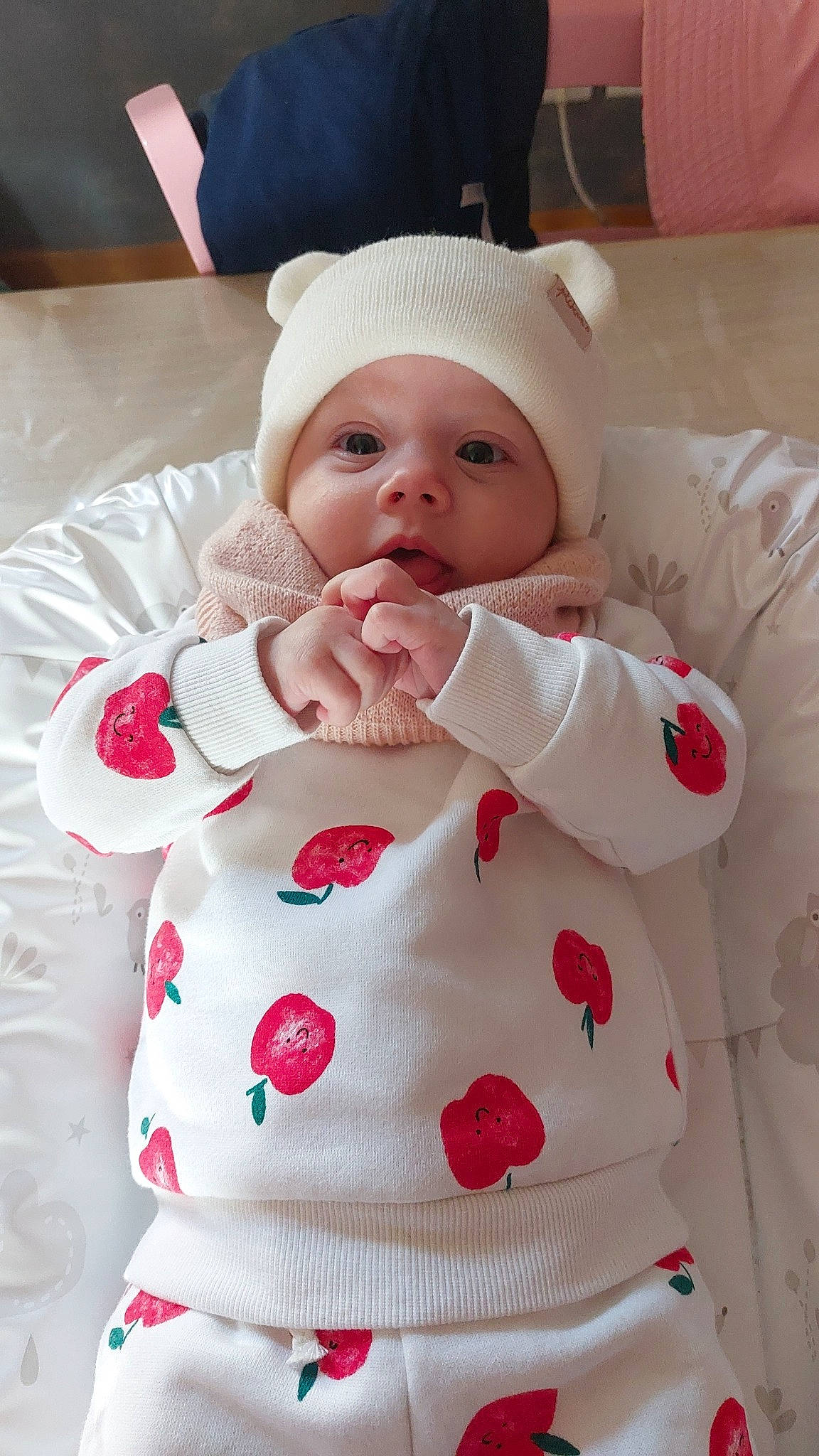 Victoria participe au concours pour gagner de l'argent avec cette photo : baby, baby_products, baby_sleeping, baby_toddler_clothing, cap, carmine, cheek, child, collar, comfort, hat, headwear, linens, lip, pattern, person, pink, red, sleeve, toddler