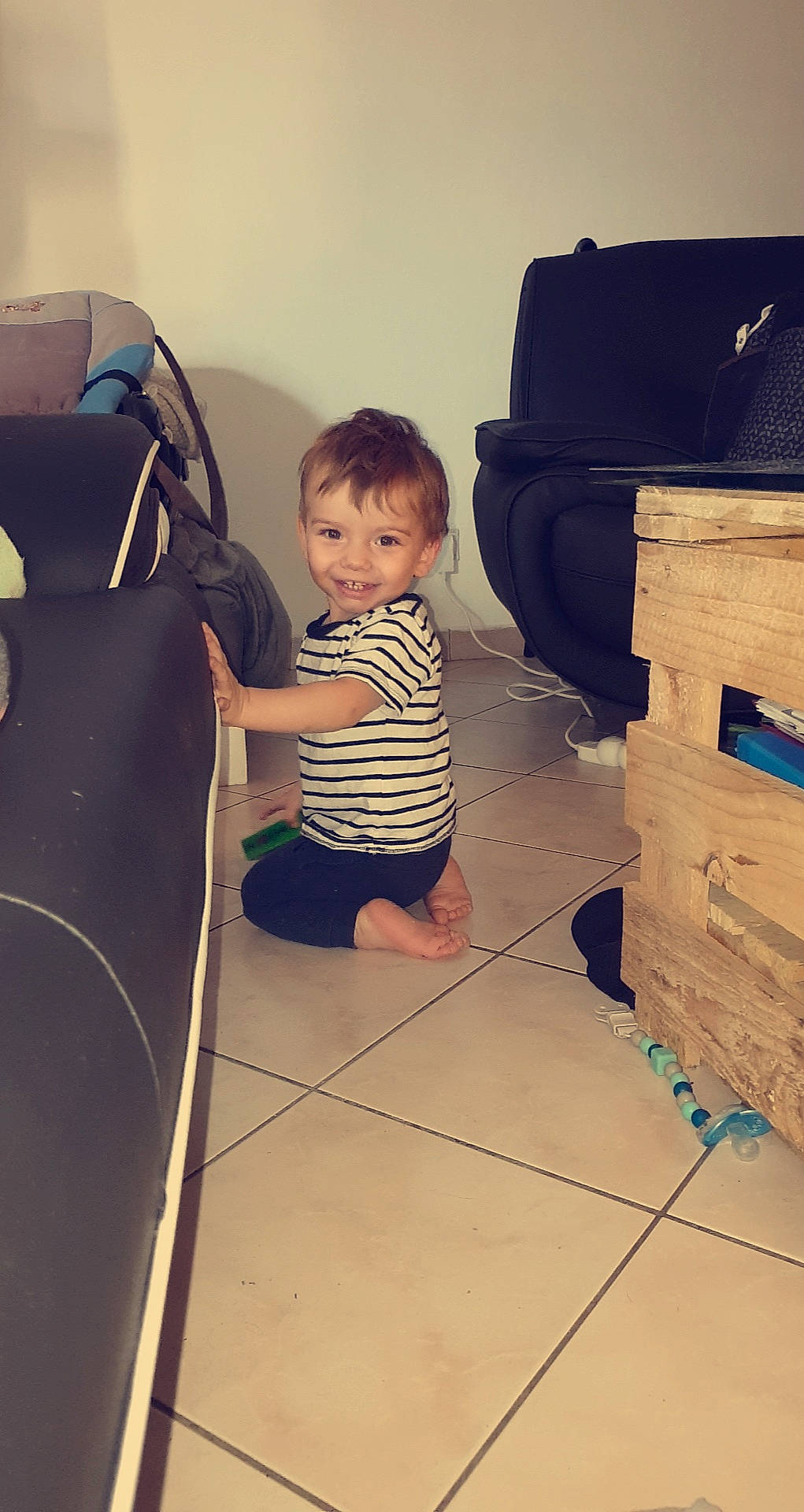 Loris participe au concours pour gagner de l'argent avec cette photo : arm, automotive_design, baby, comfort, floor, flooring, fun, happy, hardwood, joy, material_property, person, product, shoe, shorts, shoulder, sneakers, standing, t_shirt, thigh