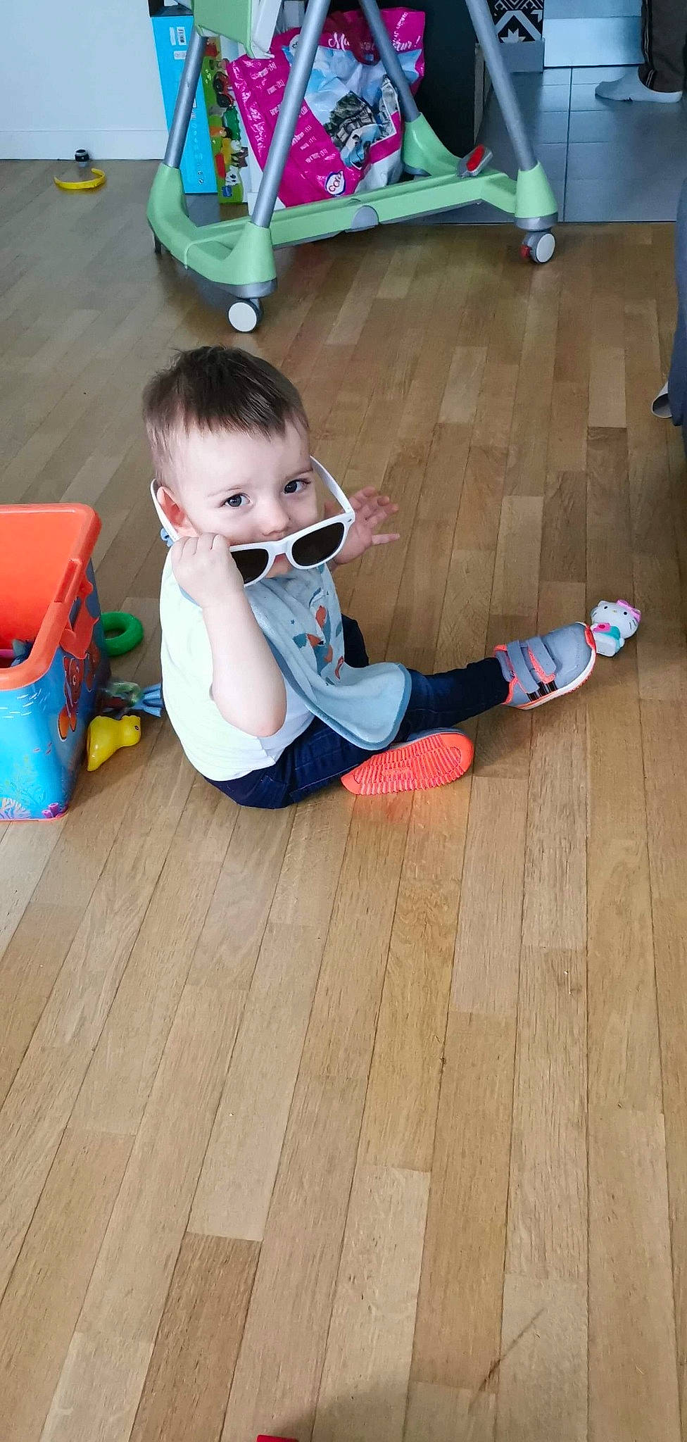 Loris participe au concours pour gagner de l'argent avec cette photo : baby, baby_toddler_clothing, child, floor, flooring, foot, hardwood, human, laminate_flooring, person, plastic, play, sandal, shoe, slipper, sock, toddler, toy, wood, wood_flooring