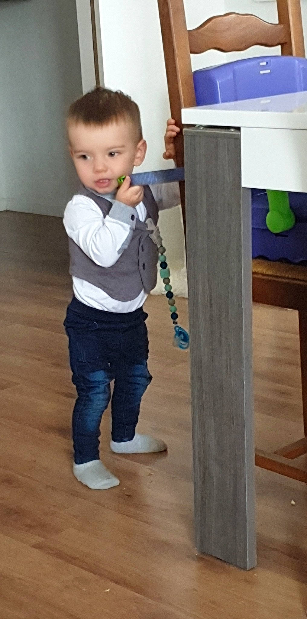 Loris participe au concours pour gagner de l'argent avec cette photo : baby, baby_toddler_clothing, balance, child_model, denim, elbow, floor, flooring, hardwood, jeans, laminate_flooring, person, pocket, product, standing, t_shirt, toddler, varnish, wood, wood_flooring