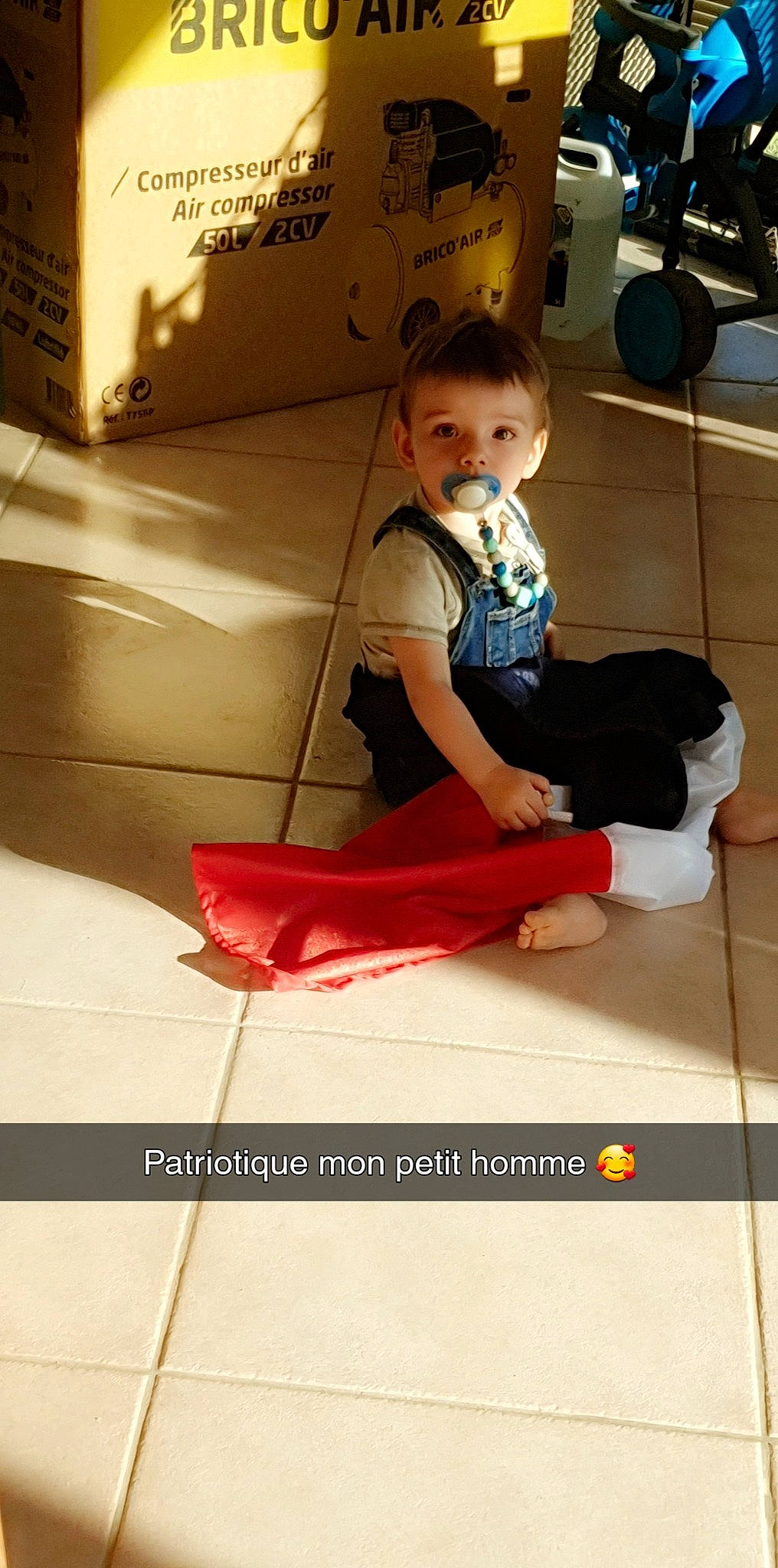 Loris participe au concours pour gagner de l'argent avec cette photo : baby, brown, comfort, ear, foot, nose, person, toddler