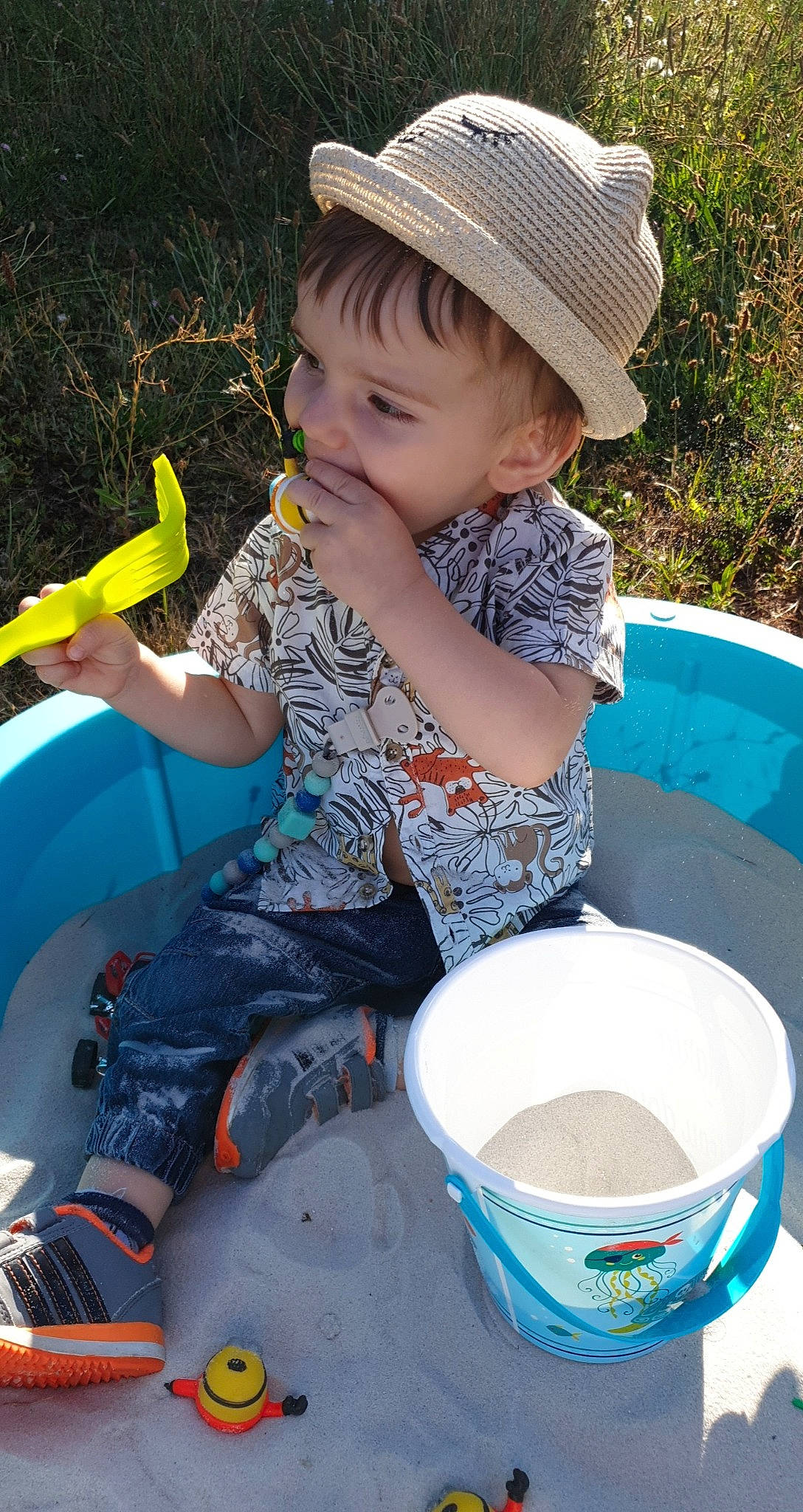 Loris participe au concours pour gagner de l'argent avec cette photo : blue, body_of_water, cap, clothing, finger, fun, grass, green, hairstyle, human, human_body, natural_environment, nature, people, person, product, public_space, recreation, sitting, vertebrate