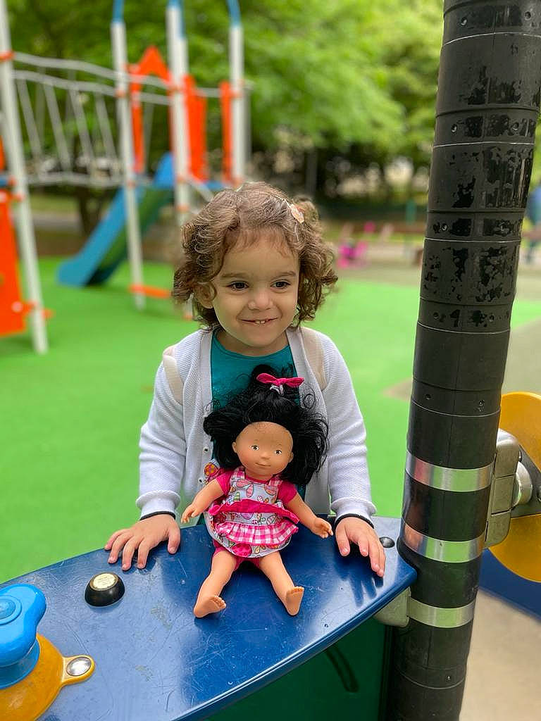 Anaëlle a rejoint le concours — aidez-le/la à gagner de superbes lots ! child, city, event, fun, grass, happy, head, joy, leisure, outdoor_play_equipment, people, person, play, playground, recreation, smile, summer, toddler, toy, tree