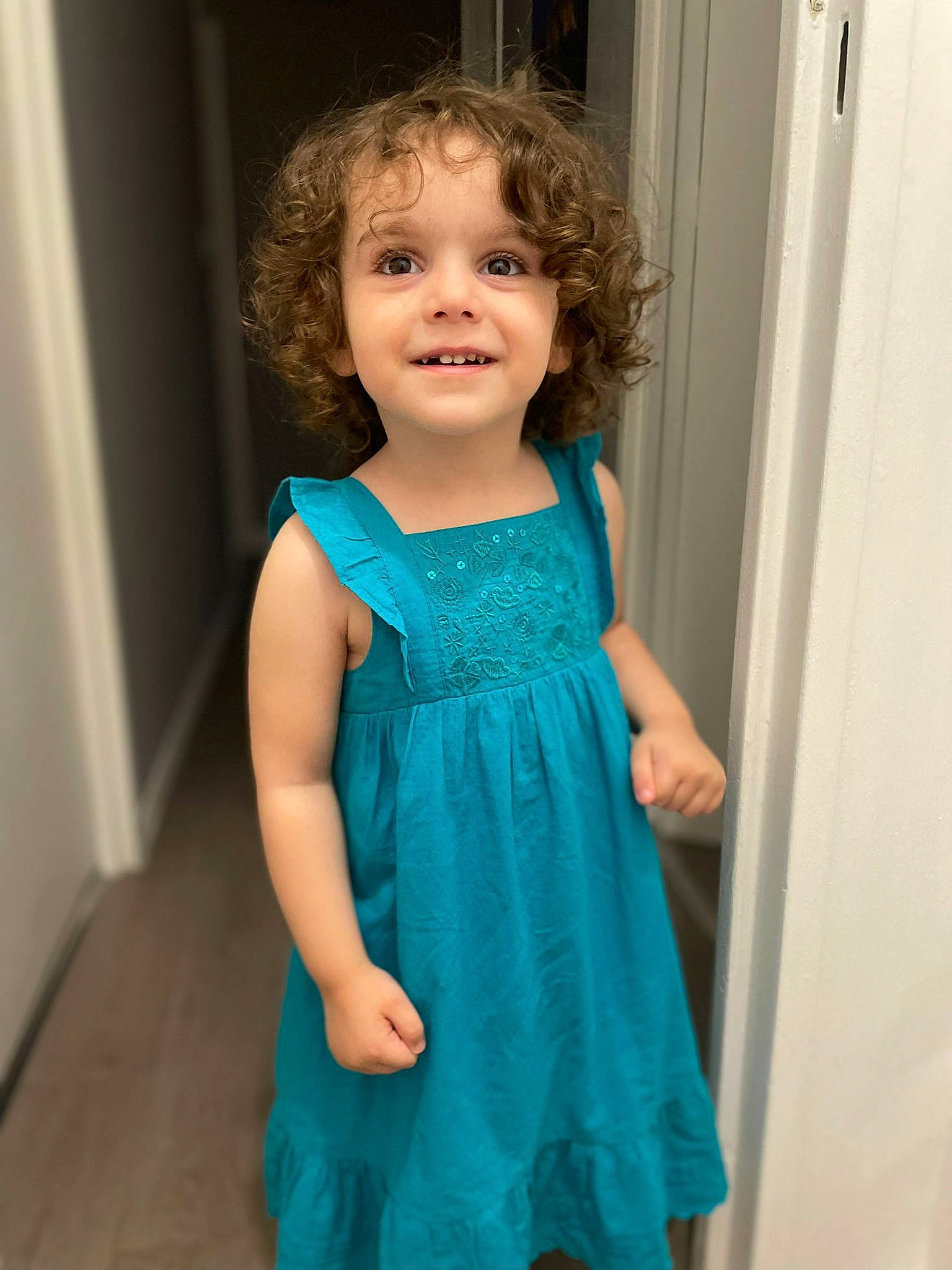 Anaëlle participe au concours pour gagner de l'argent avec cette photo : baby_toddler_clothing, day_dress, dress, electric_blue, embellishment, face, fashion_design, formal_wear, hair, happy, human_body, joy, long_hair, neck, one_piece_garment, pattern, person, sleeve, smile, toddler