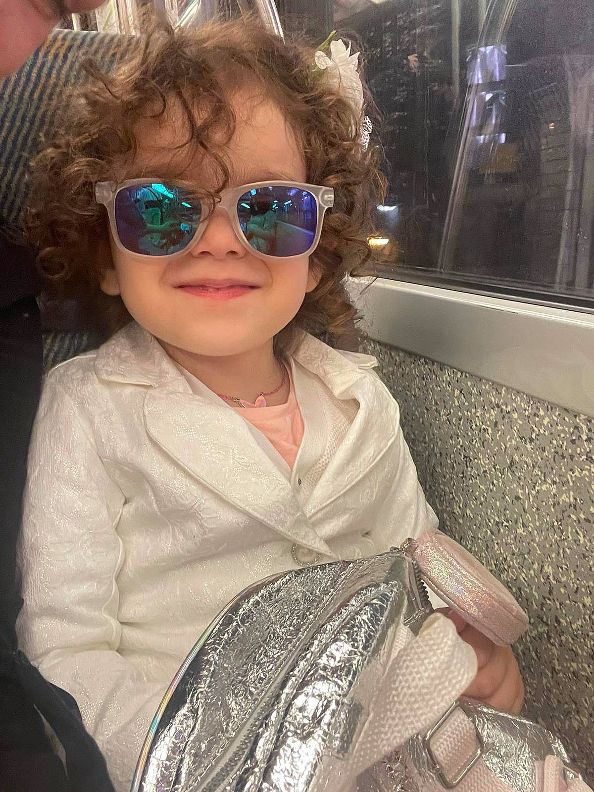 Anaëlle a rejoint le concours — aidez-le/la à gagner de superbes lots ! beauty, cool, eyebrow, eyewear, fashion, glasses, goggles, hairstyle, hand_fan, happy, iris, lip, organ, outerwear, person, skin, sleeve, smile, sunglasses, toddler