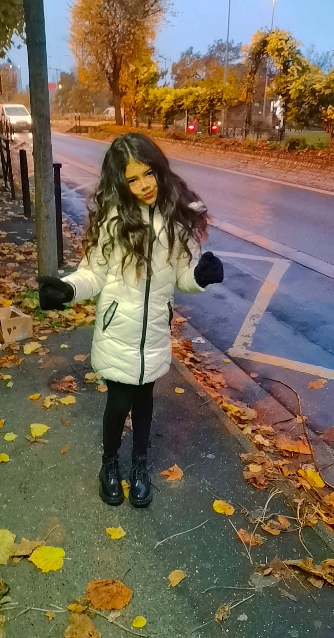 Jamana participe au concours pour gagner de l'argent avec cette photo : asphalt, branch, denim, grass, jacket, leaf, leather_jacket, leg, outerwear, person, plant, public_space, road_surface, shoe, sidewalk, sneakers, street_fashion, tints_and_shades, tree, waist