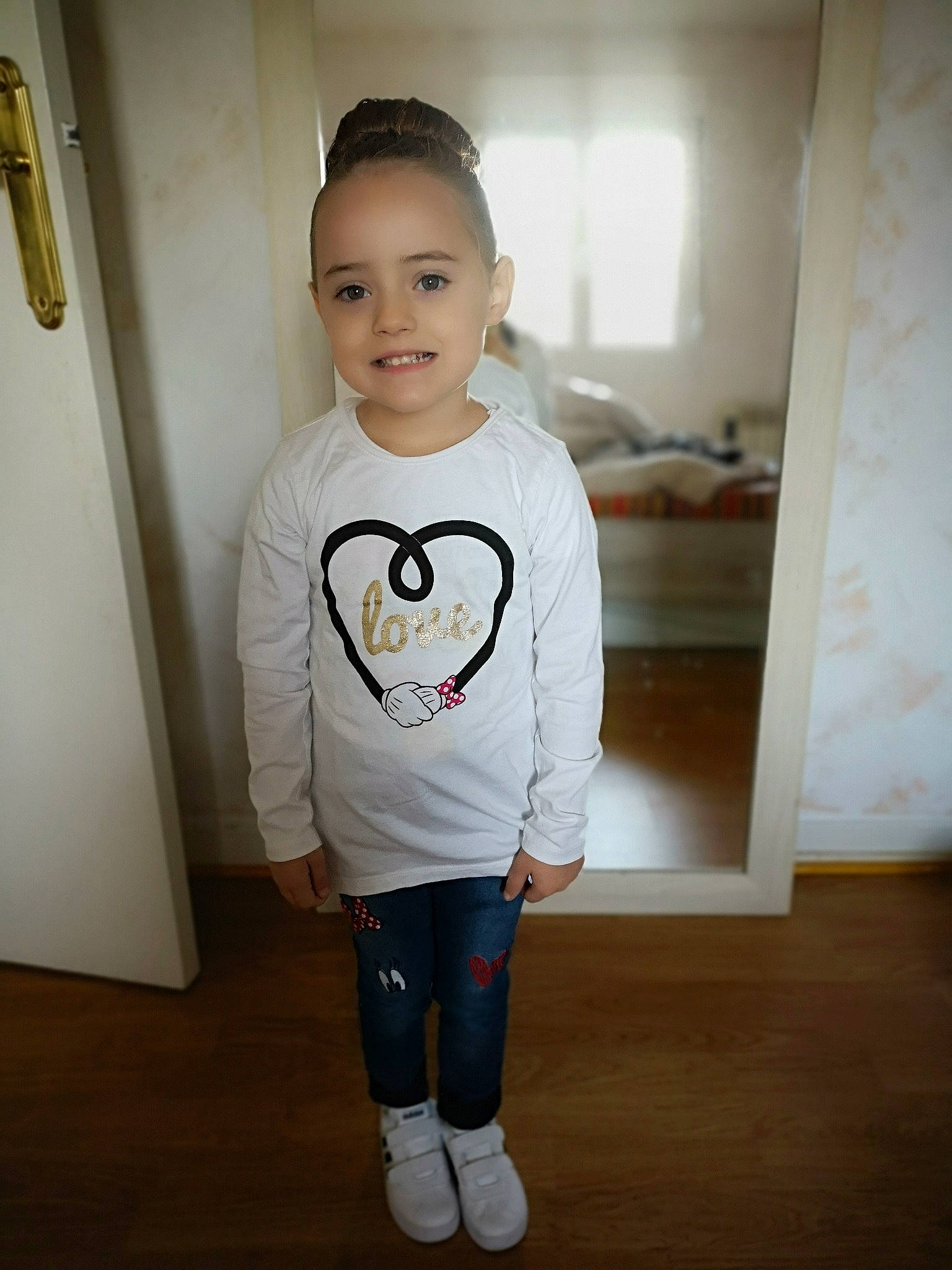 Trecy a rejoint le concours — aidez-le/la à gagner de superbes lots ! cheek, child, cool, face, footwear, hairstyle, head, joy, lip, long_sleeved_t_shirt, neck, outerwear, person, shoe, skin, sleeve, smile, standing, t_shirt, toddler